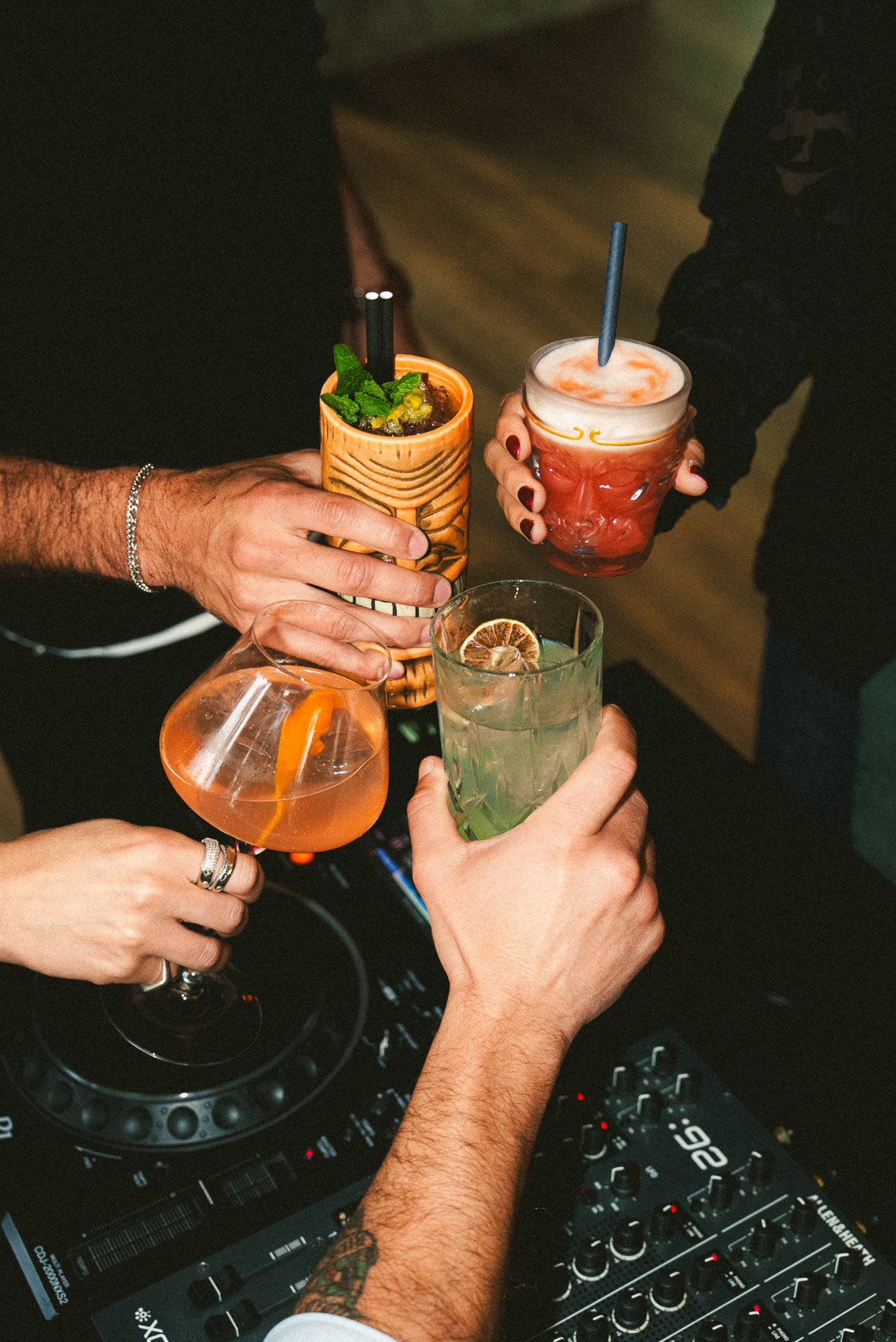 Fotografia de eventos e lifestyle com um brinde de vários cocktails coloridos num bar de restaurante, captada no norte de Portugal pela Khave Media