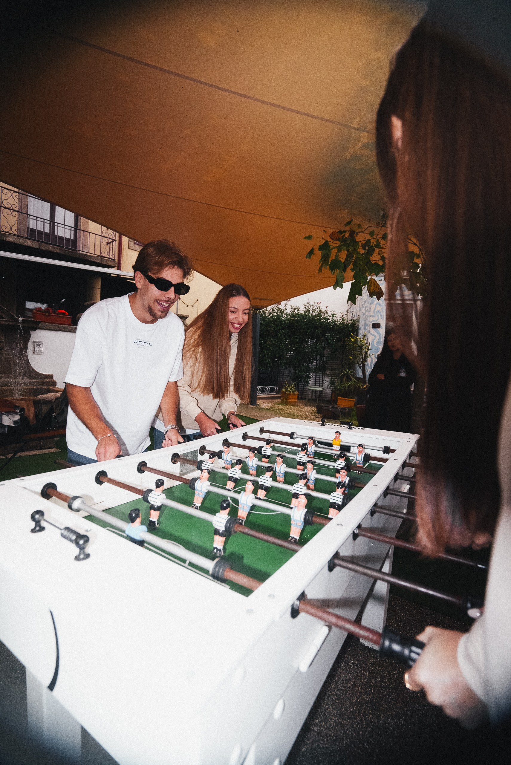 Fotografia de eventos e lifestyle de jovens a jogar matraquilhos ao ar livre com lente olho de peixe, produzida pela Khave Media