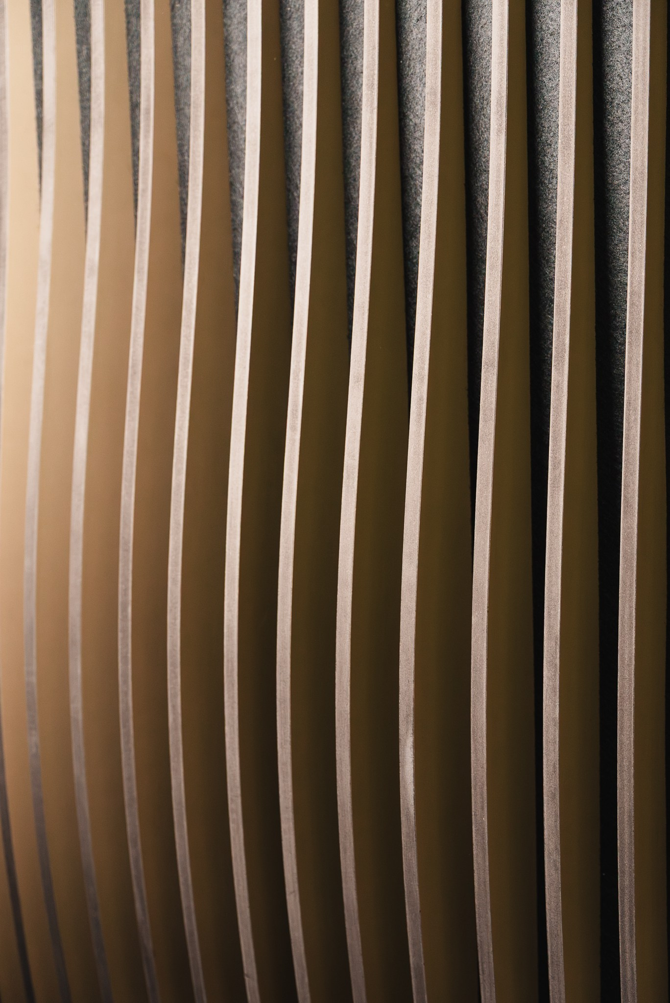 Fotografia de arquitetura e design de interiores focada no detalhe e iluminação de painéis de madeira ripada, produzida pela Khave Media