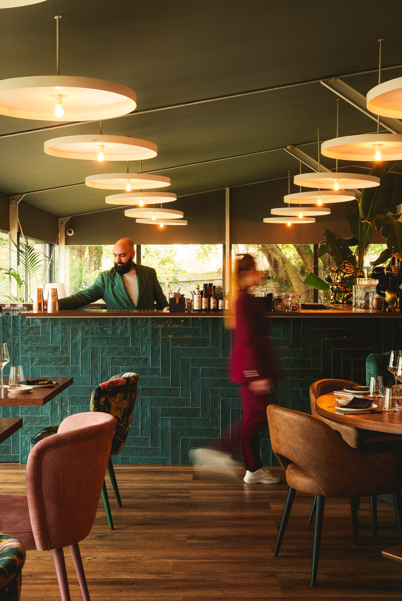 Fotografia de arquitetura de interiores e ambiente de restaurante requintado com bar e iluminação moderna, produzida pela Khave Media