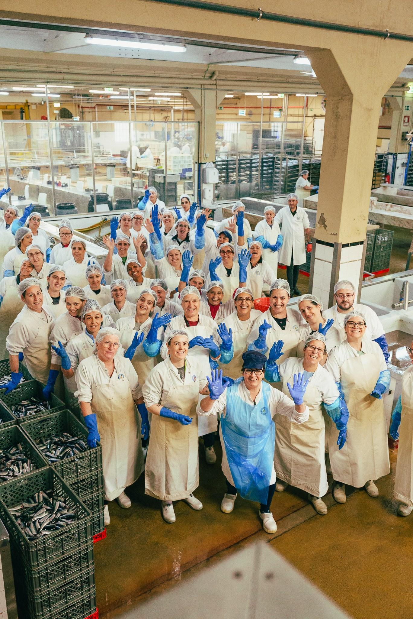 Fotografia corporativa e industrial com vista aérea do grupo de trabalhadores de uma fábrica de conservas em Portugal, produzida pela Khave Media