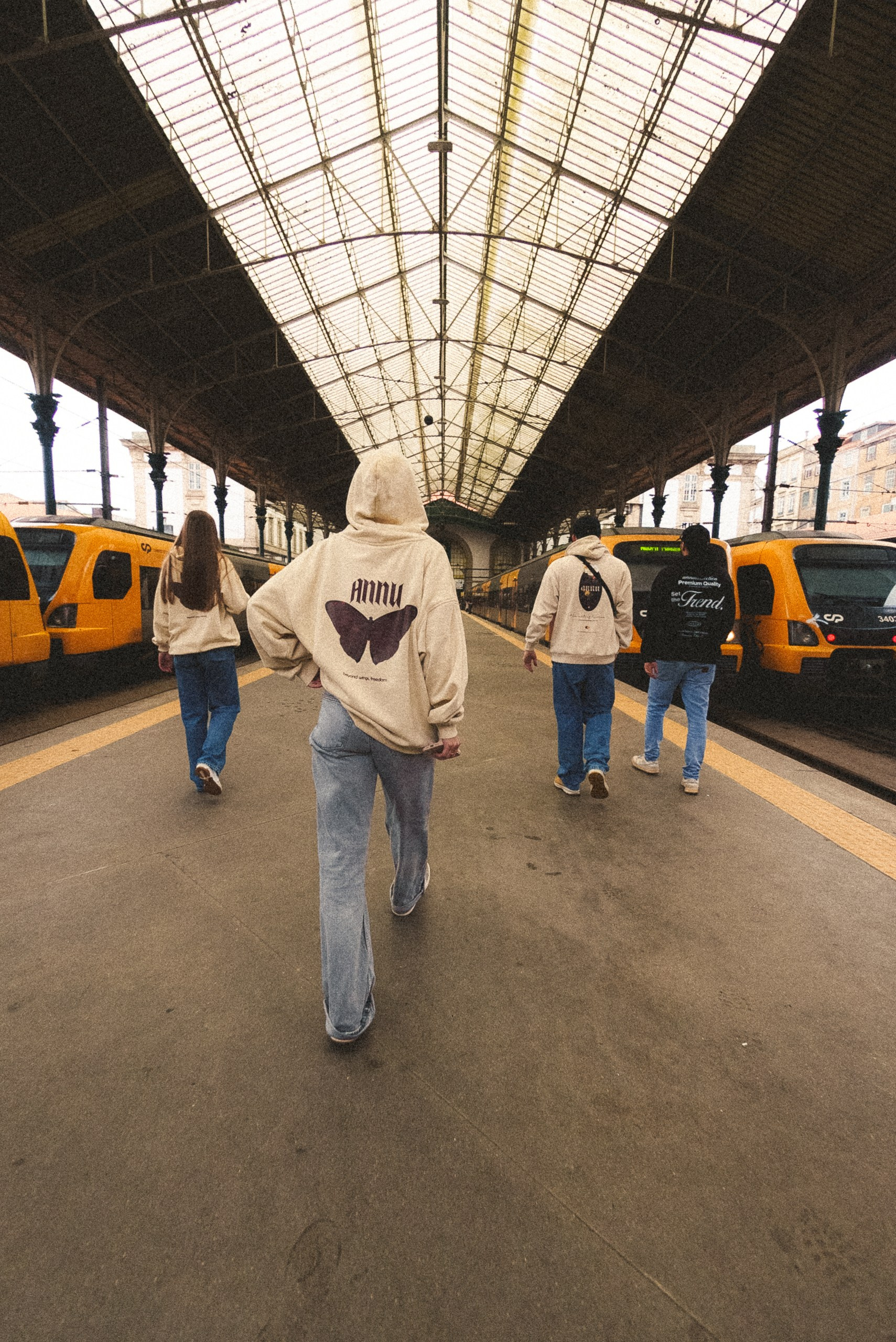 Fotografia urbana em perspetiva de jovens a caminhar na plataforma de uma estação de comboios, produzida pela Khave Media no norte de Portugal