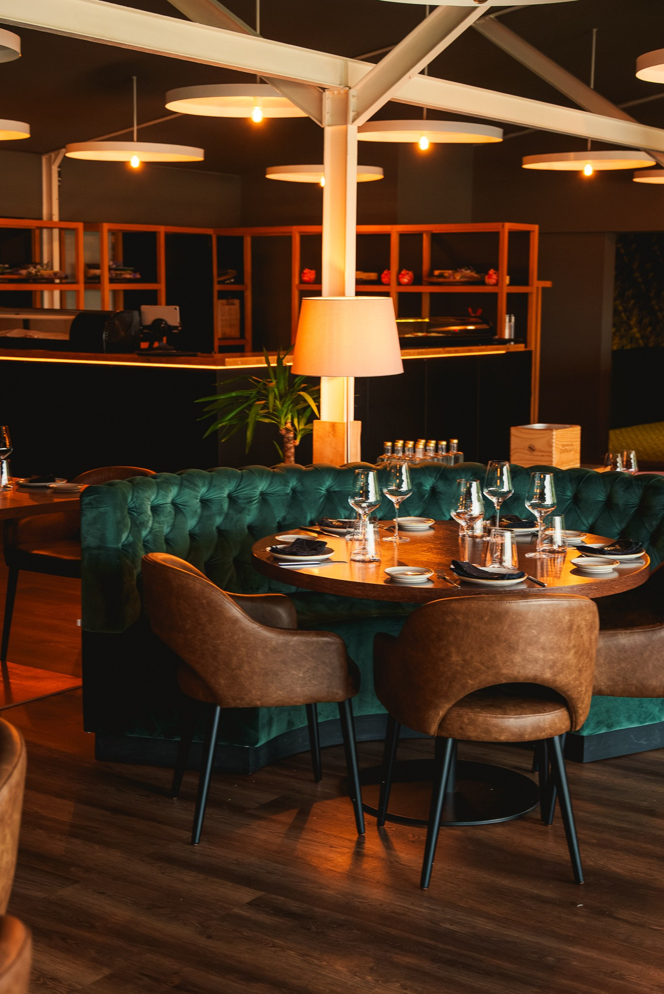 Fotografia de arquitetura e design de interiores de uma sala de jantar acolhedora e sofisticada num restaurante, captada pela Khave Media