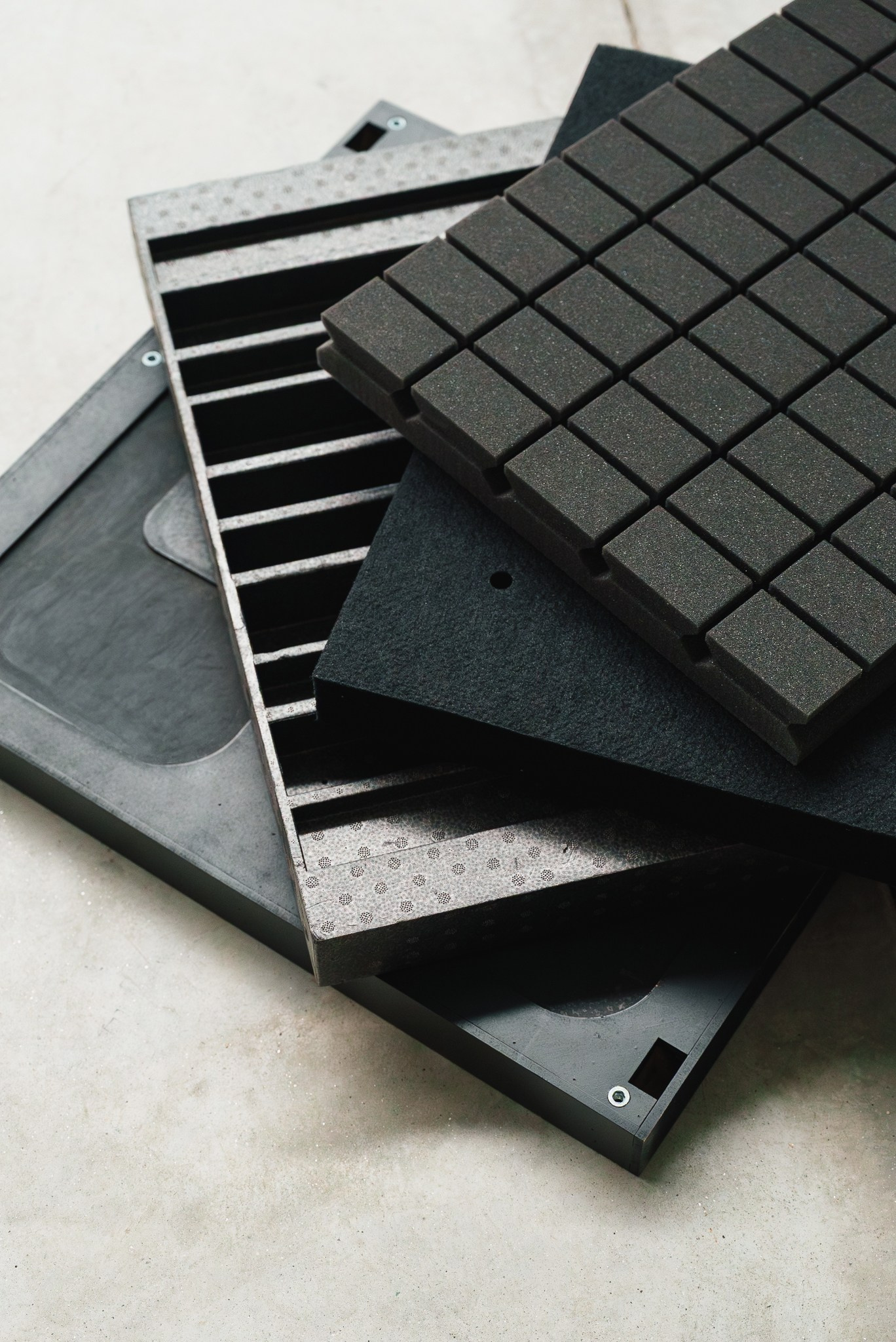 Fotografia comercial e industrial mostrando amostras de materiais de construção e revestimentos com diferentes texturas, produzida pela Khave Media