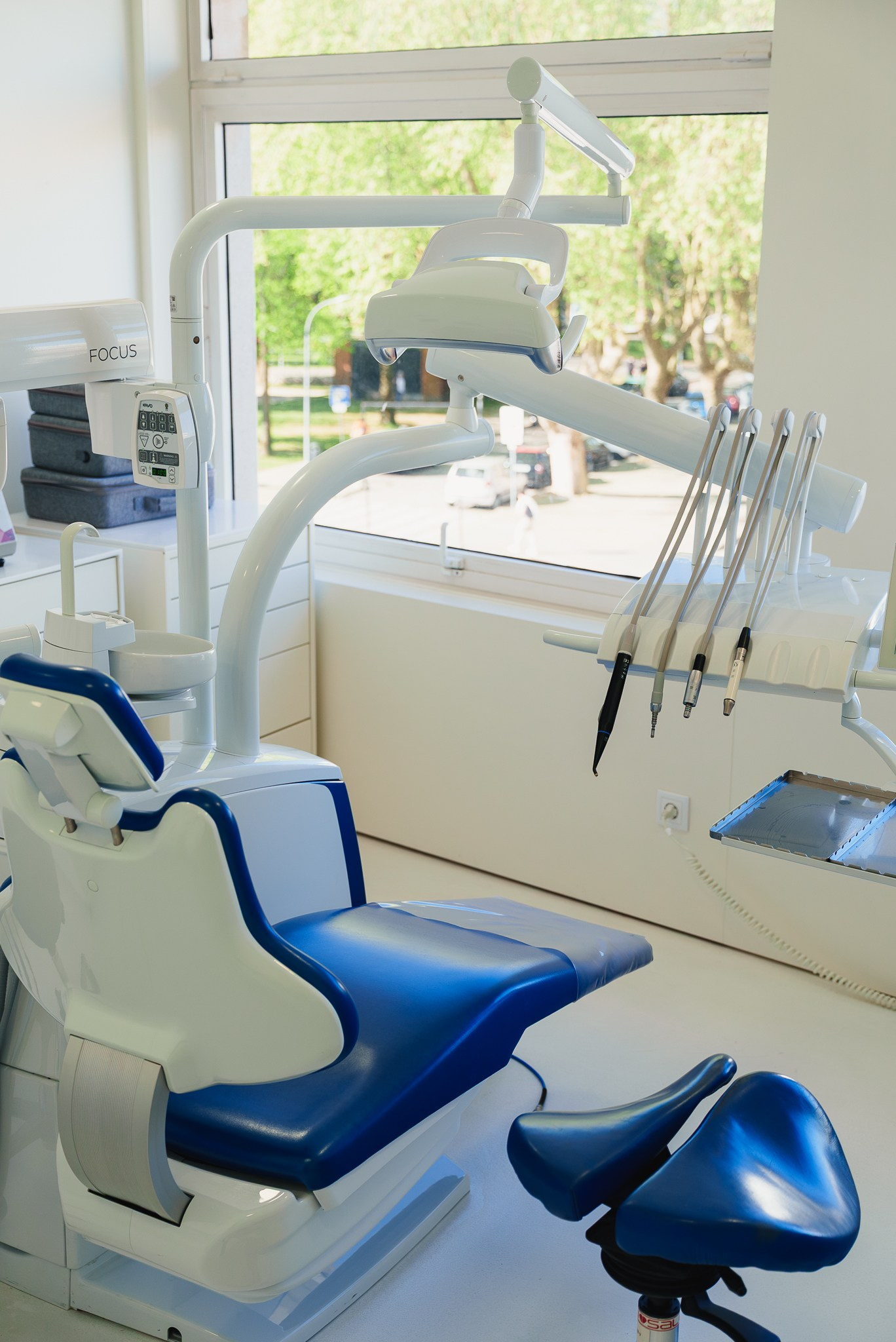 Fotografia de interiores e comercial de uma cadeira de dentista e equipamento clínico moderno num consultório luminoso, produzida pela Khave Media
