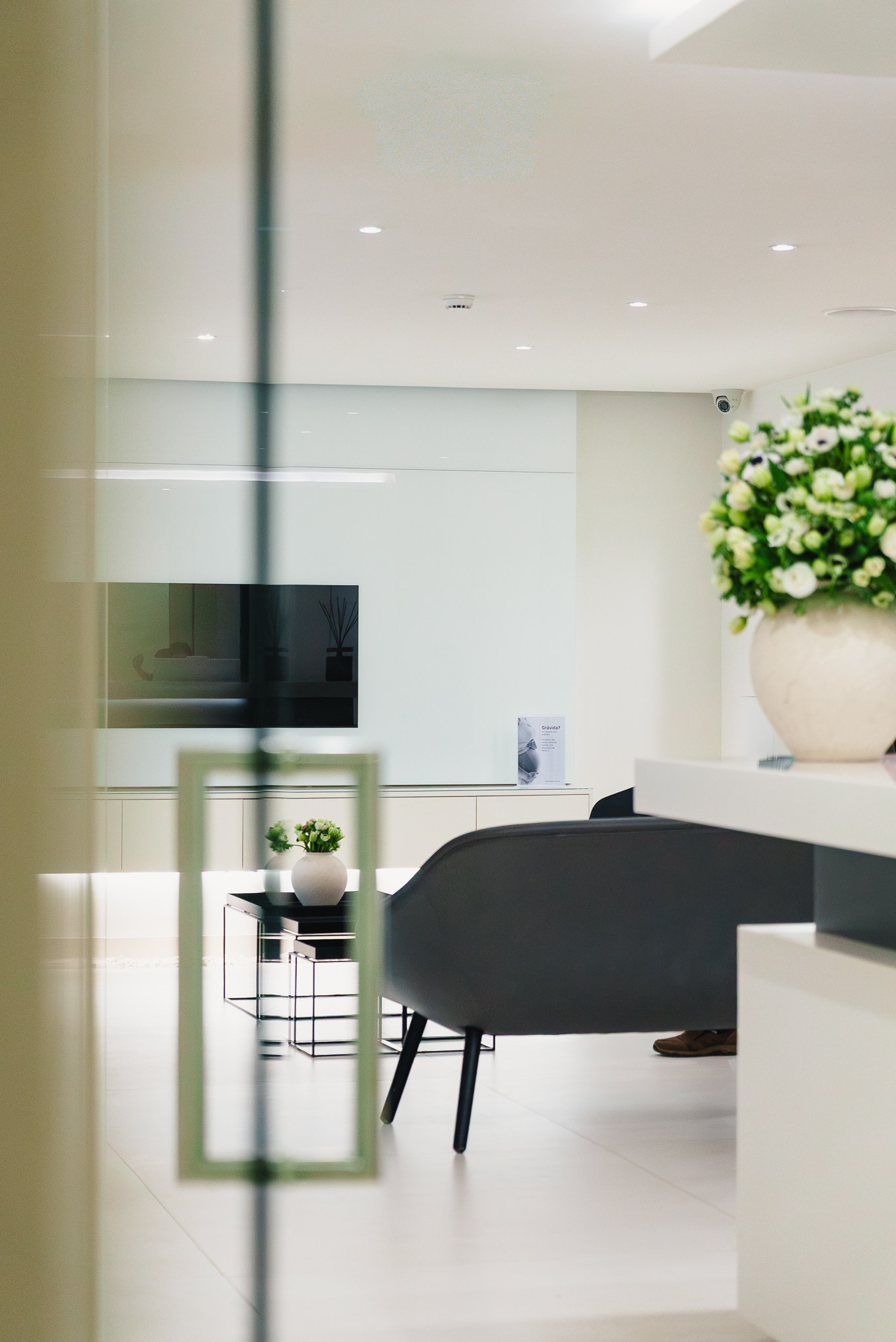Fotografia de arquitetura de interiores mostrando a receção e sala de espera de uma clínica médica moderna, captada pela Khave Media