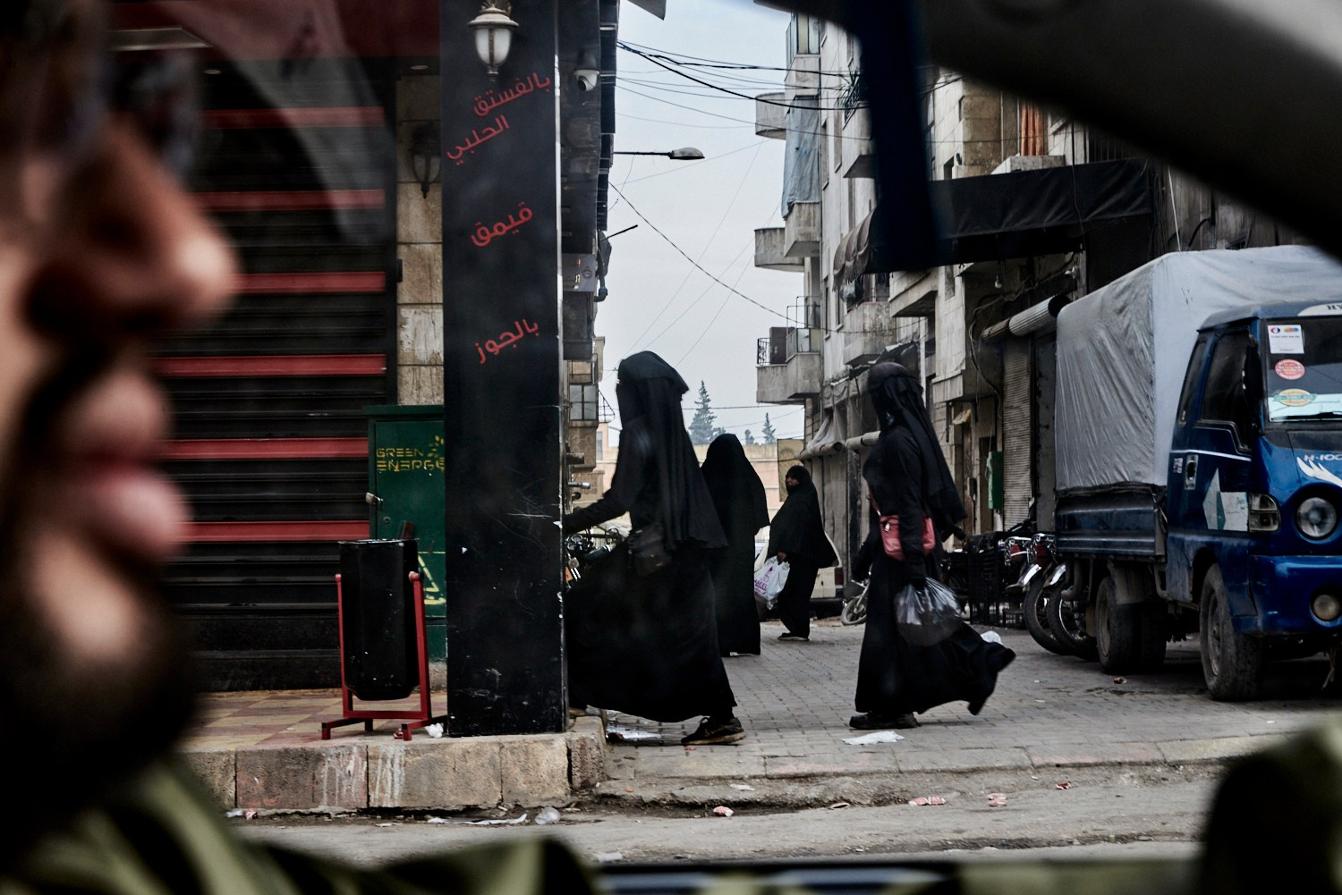 Idlib, 20 décembre 2024 – Bien que le voile islamique ne soit pas obligatoire, la plupart des femmes d'Idlib portent le niqab.