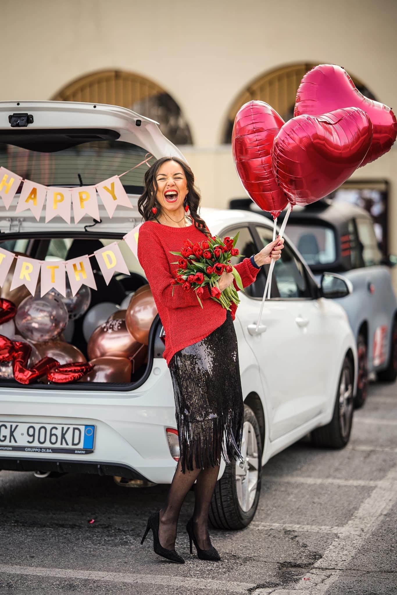 Birthday photo session in Rome: girl with flowers and balloons
