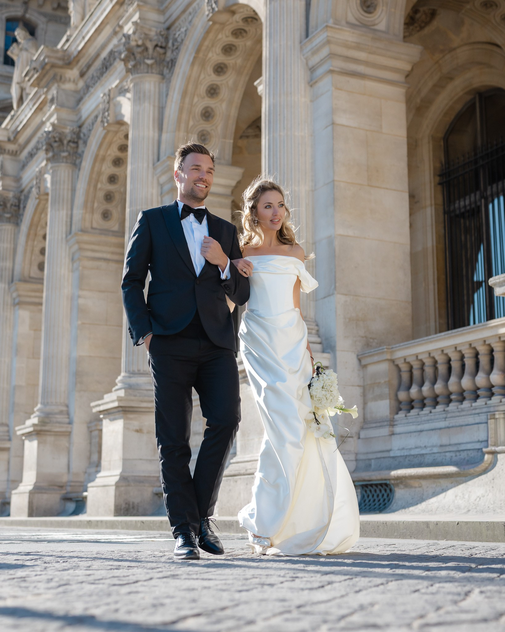 Bruid en bruidegom wandelen door Jardin des Tuileries - Kapture Fotografie