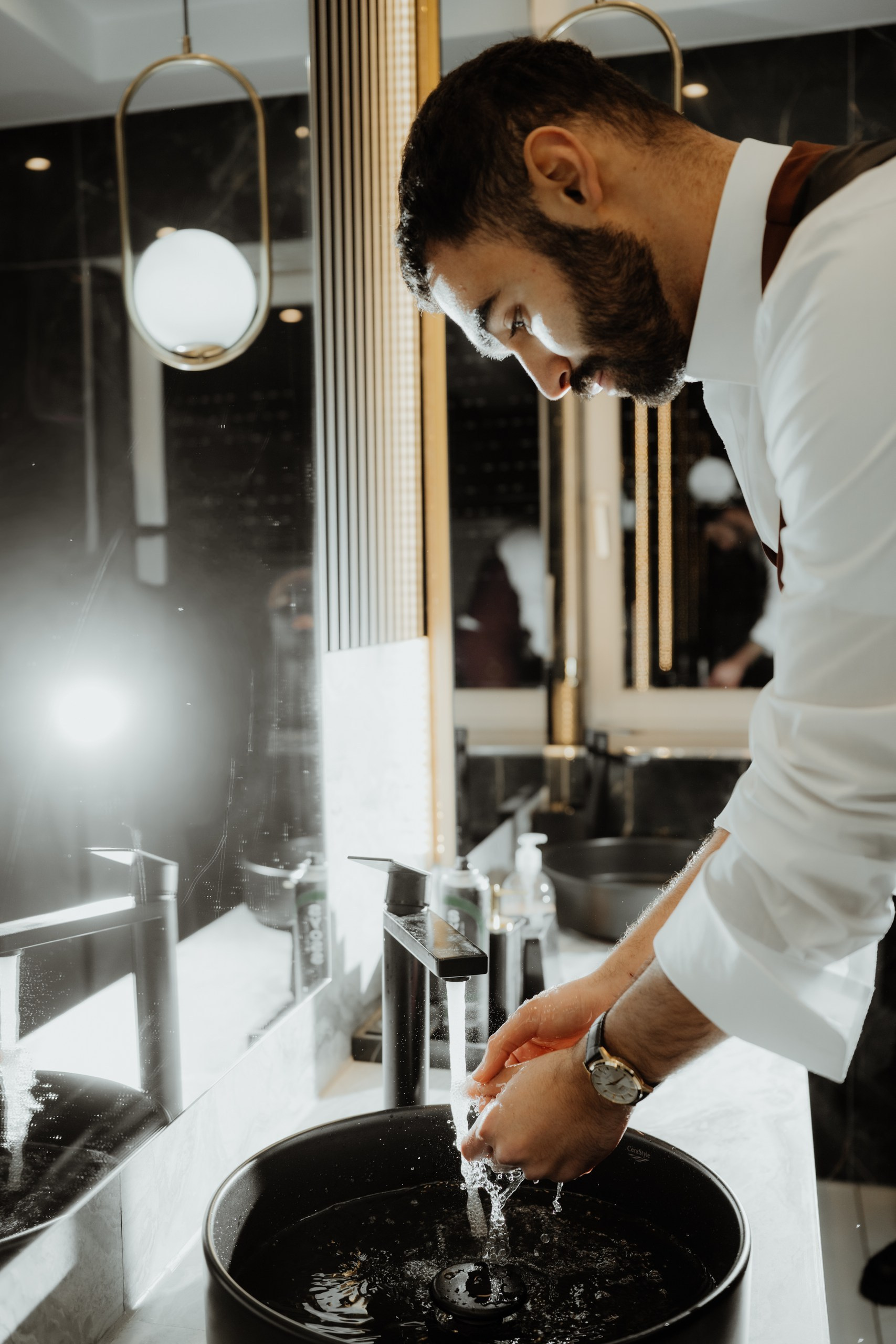 Bräutigam Tahar beim Getting Ready im The Eventery während er sich die Hände wäscht – fotografiert von Anna Saribekyan