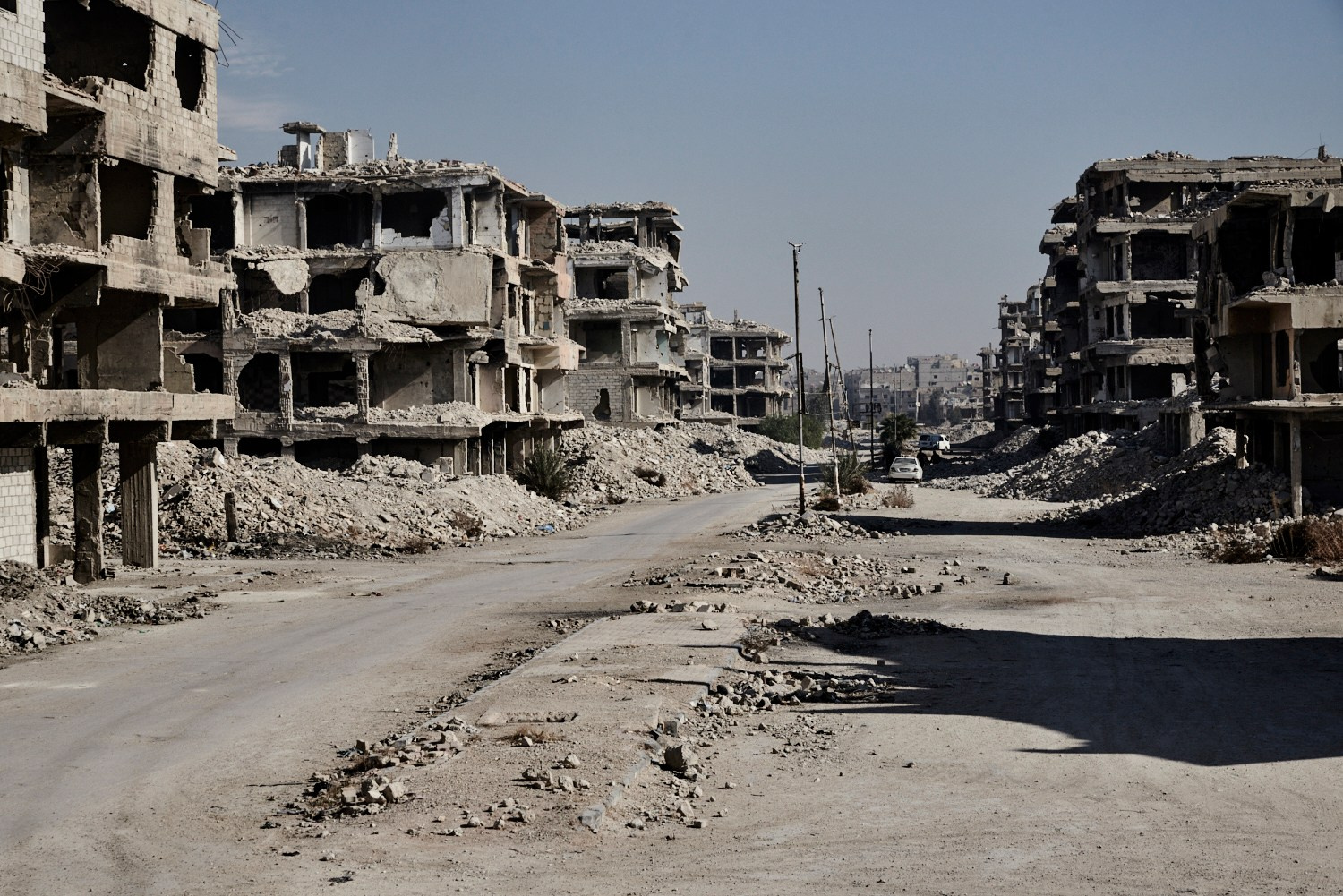 Damas, 16 décembre 2024 – Ruines du quartier de Yarmouk, dans la banlieue sud de Damas. Cet ancien camp de réfugiés palestiniens a été méthodiquement bombardé tout au long de la guerre civile, lors de combats opposant les factions palestiniennes du quartier, les rebelles de l'Armée Syrienne Libre, les forces gouvernementales puis l’État islamique. Aujourd'hui, seules quelques milliers de personnes continuent de survivre dans ce vaste champ de ruines.