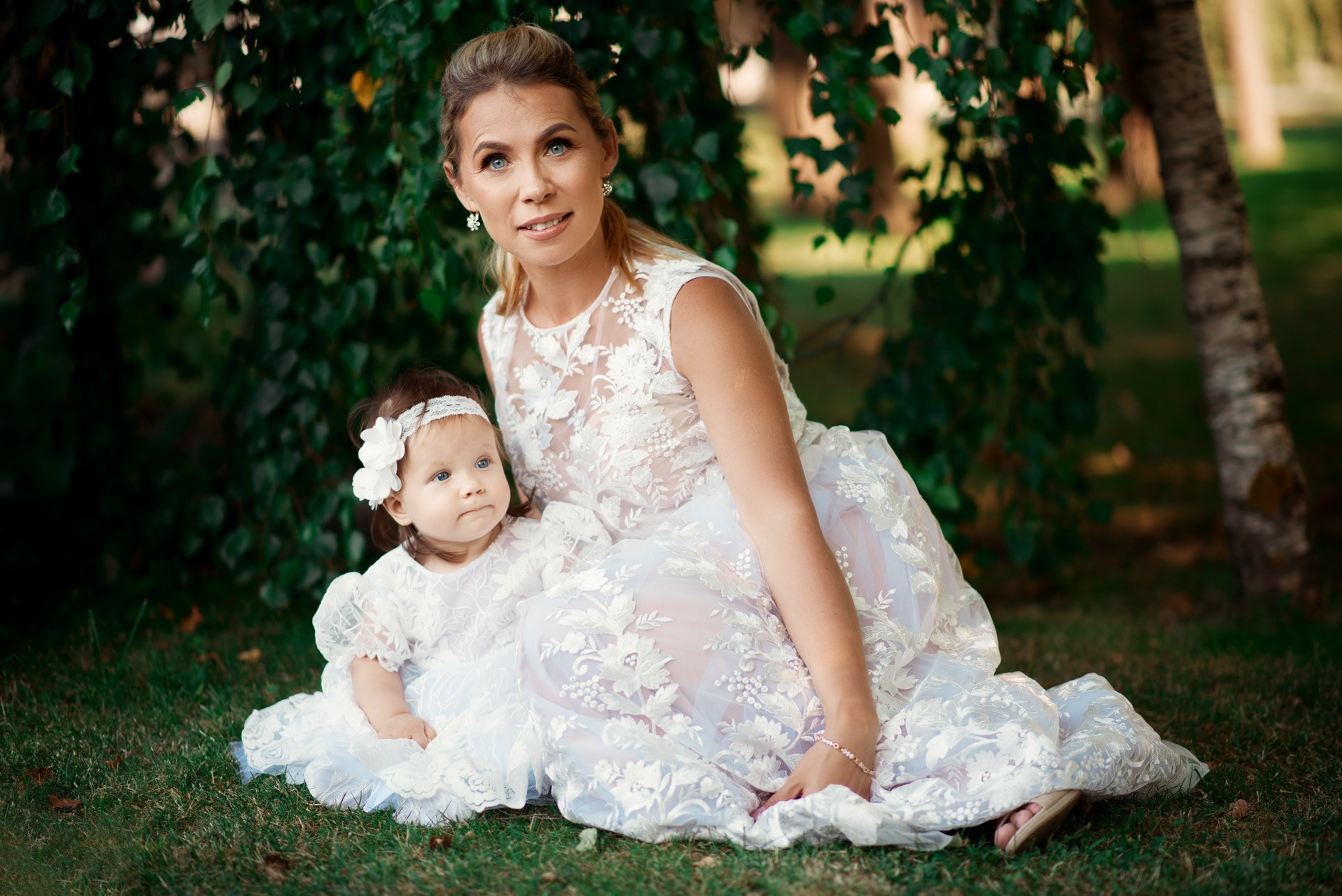 Krikštynos, krikštas, krikštynų fotosesija, ceremonija, bažnyčia krikštynų pasiruošimo fotografavimas. Krikštynų fotografas Vilnius Trakai kaina krikštynų fotografavimas fotografė personal.lt photogrpahy kainos šeima, vaikai profesionali natūrali meninė reportažinė klasikinė fotosesija, krikštynų fotosesija gamtoje