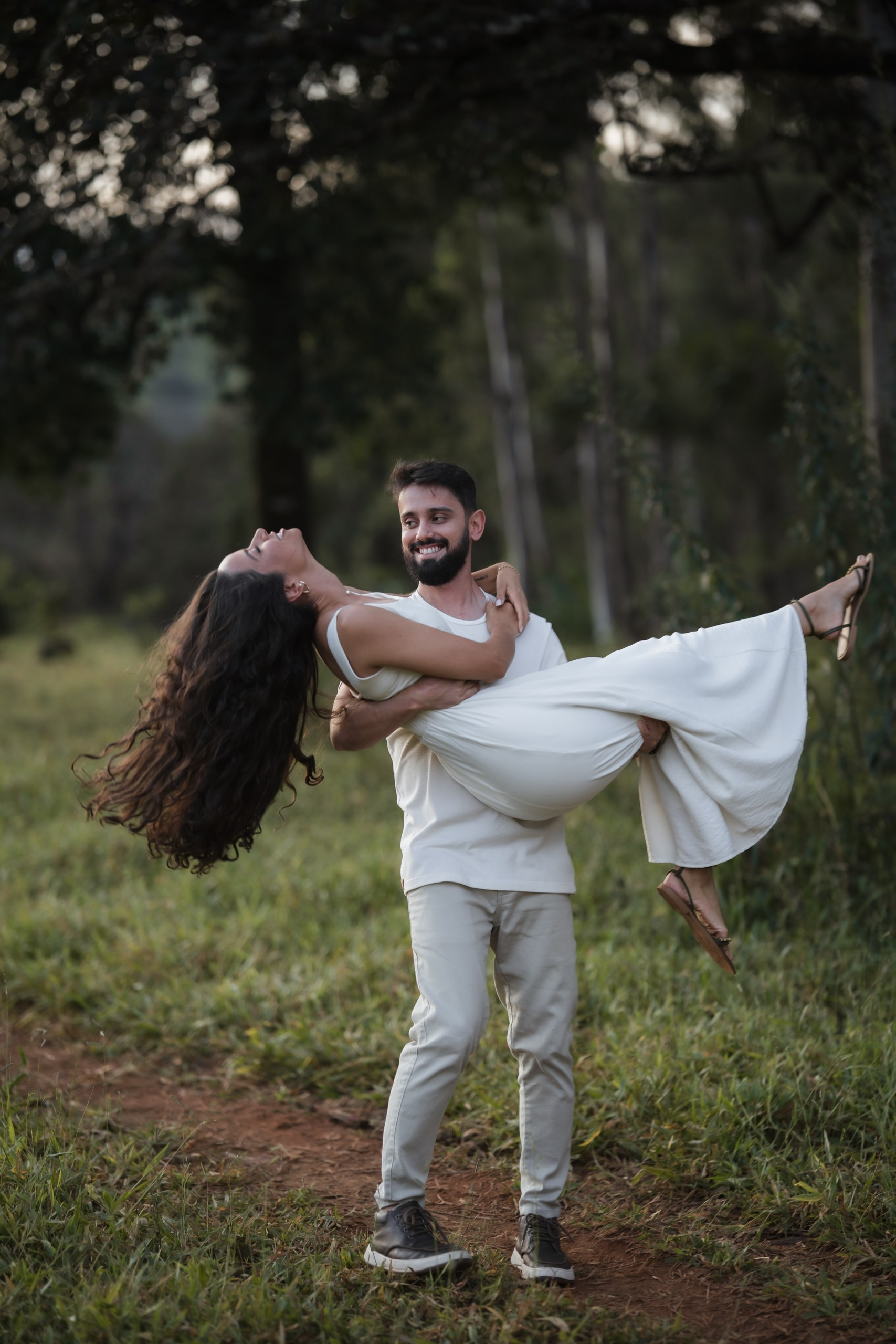 Diego e Luana durante ensaio de noivado em BH, criando memórias inesquecíveis antes do grande dia.