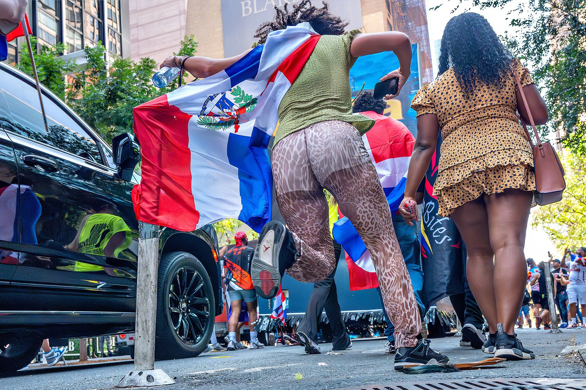 Dominican Day Parade NYC Photos — Sony A9 III + 16-35mm GM Lens Capturing 42nd to 55th Street in Stunning Street Photography. Emin Kuliyev — Award-Winning Wedding Photojournalist NYC & USA | Best Wedding Photographer Known for Candid, Timeless Moments