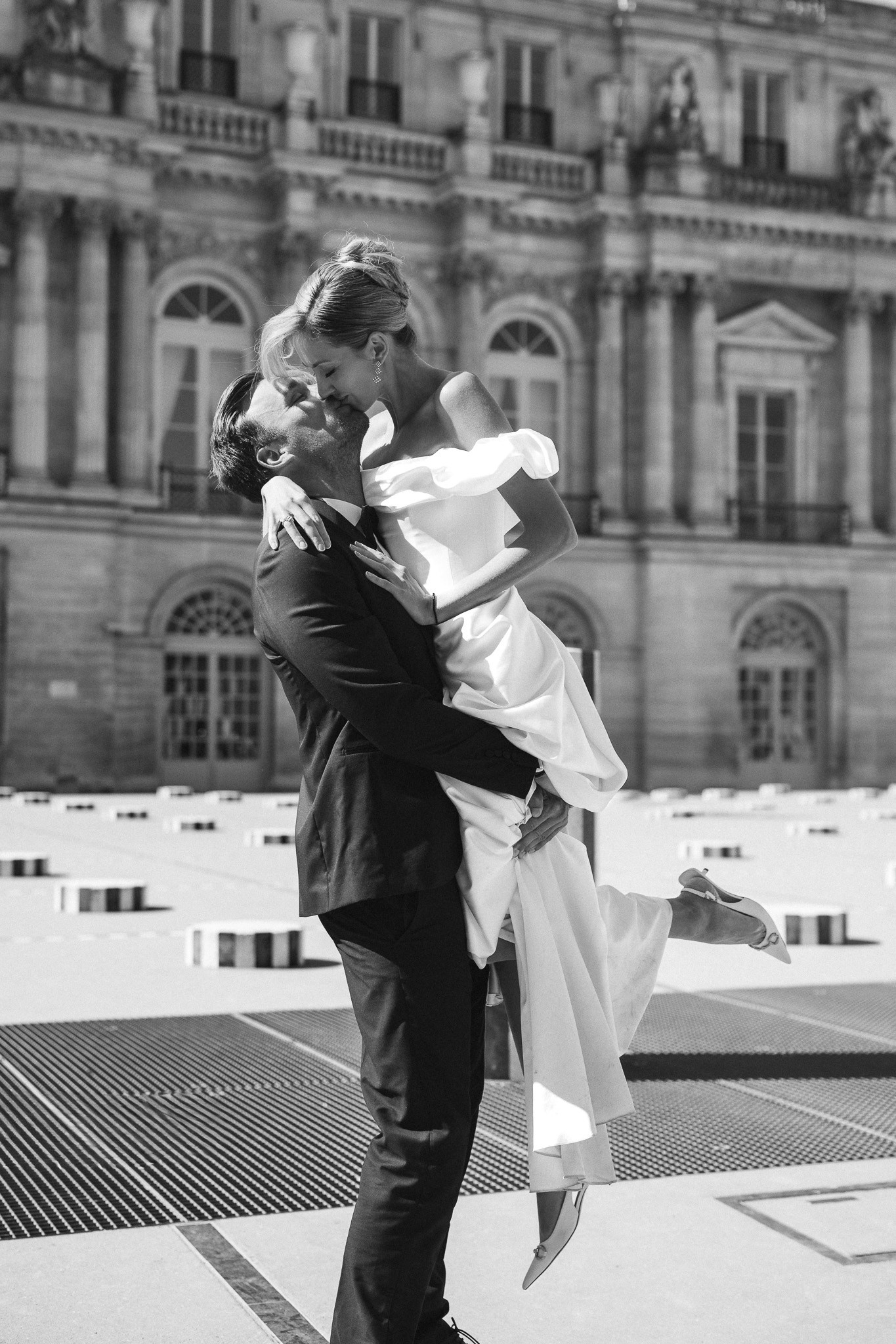 Romantische huwelijksfoto in Jardin des Tuileries - Kapture Fotografie