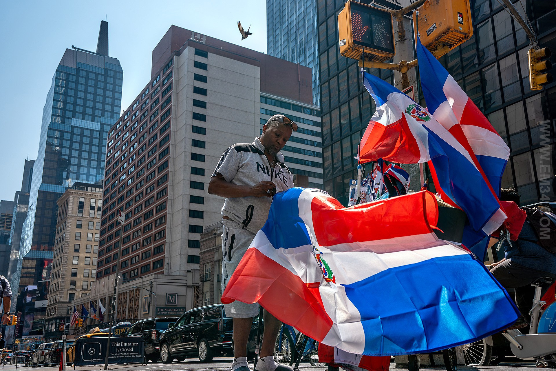 Dominican Day Parade NYC Photos — Sony A9 III + 16-35mm GM Lens Capturing 42nd to 55th Street in Stunning Street Photography. Emin Kuliyev — Award-Winning Wedding Photojournalist NYC & USA | Best Wedding Photographer Known for Candid, Timeless Moments