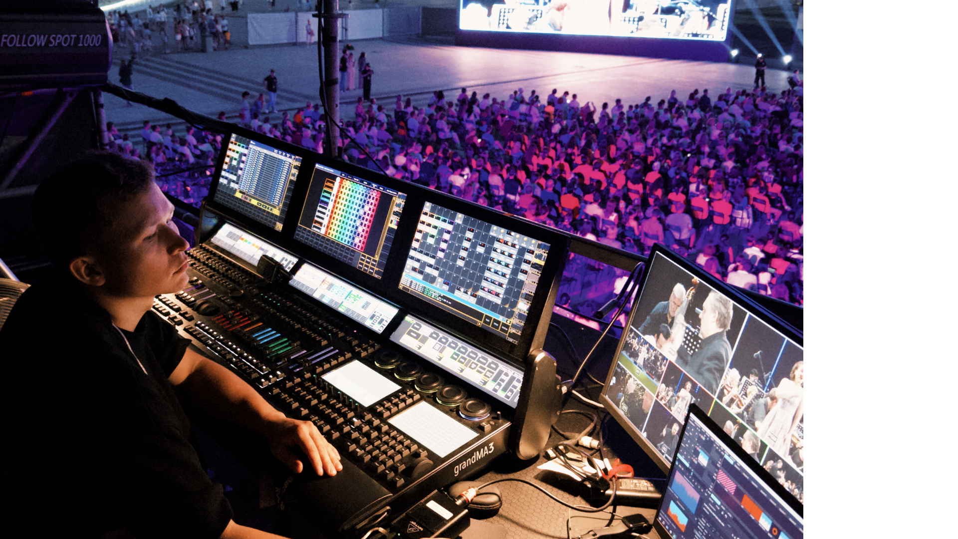 Техническая команда по организации фестивалей и концертов STAGER за работой: художник по свету и пульт GrandMa3