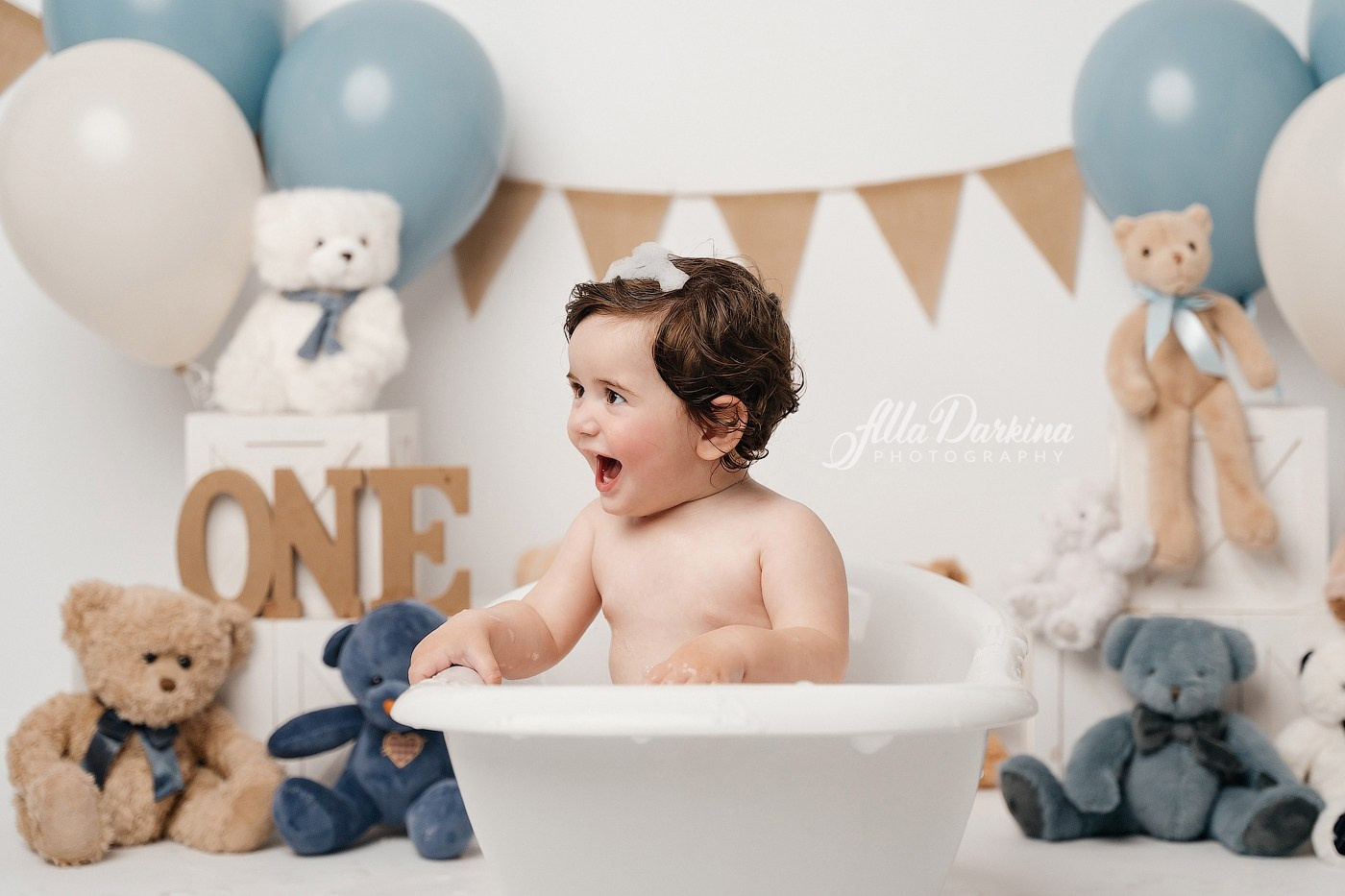 Teddy bear cake smash session. Newborn and family photographer. Hills District. Sydney