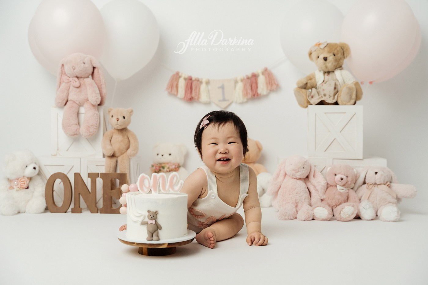 Cake smash session. Newborn and family photographer. Hills District. Sydney