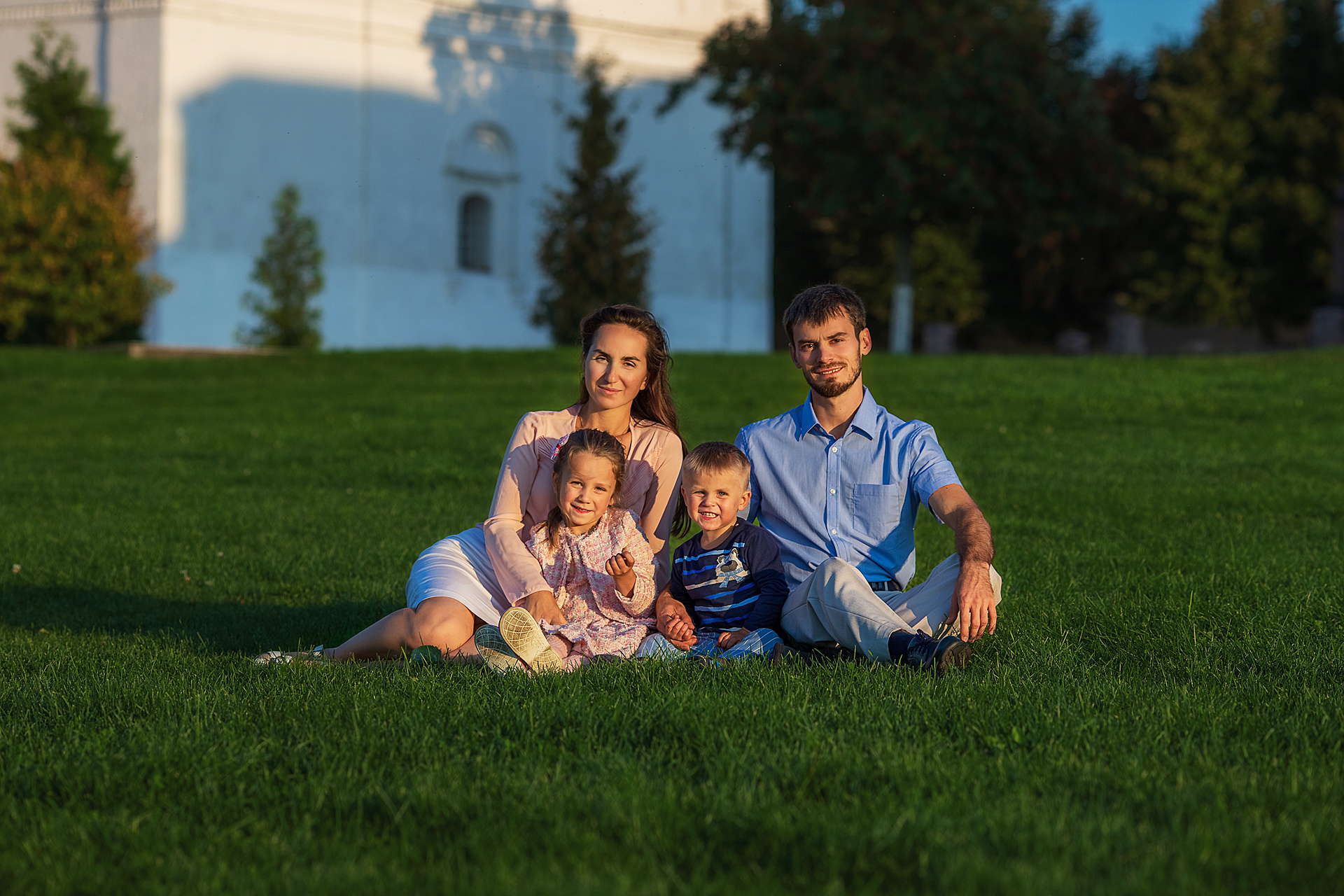Outside photo shooting. Family, kids and love story photographer in Toronto Marina Kishenko
