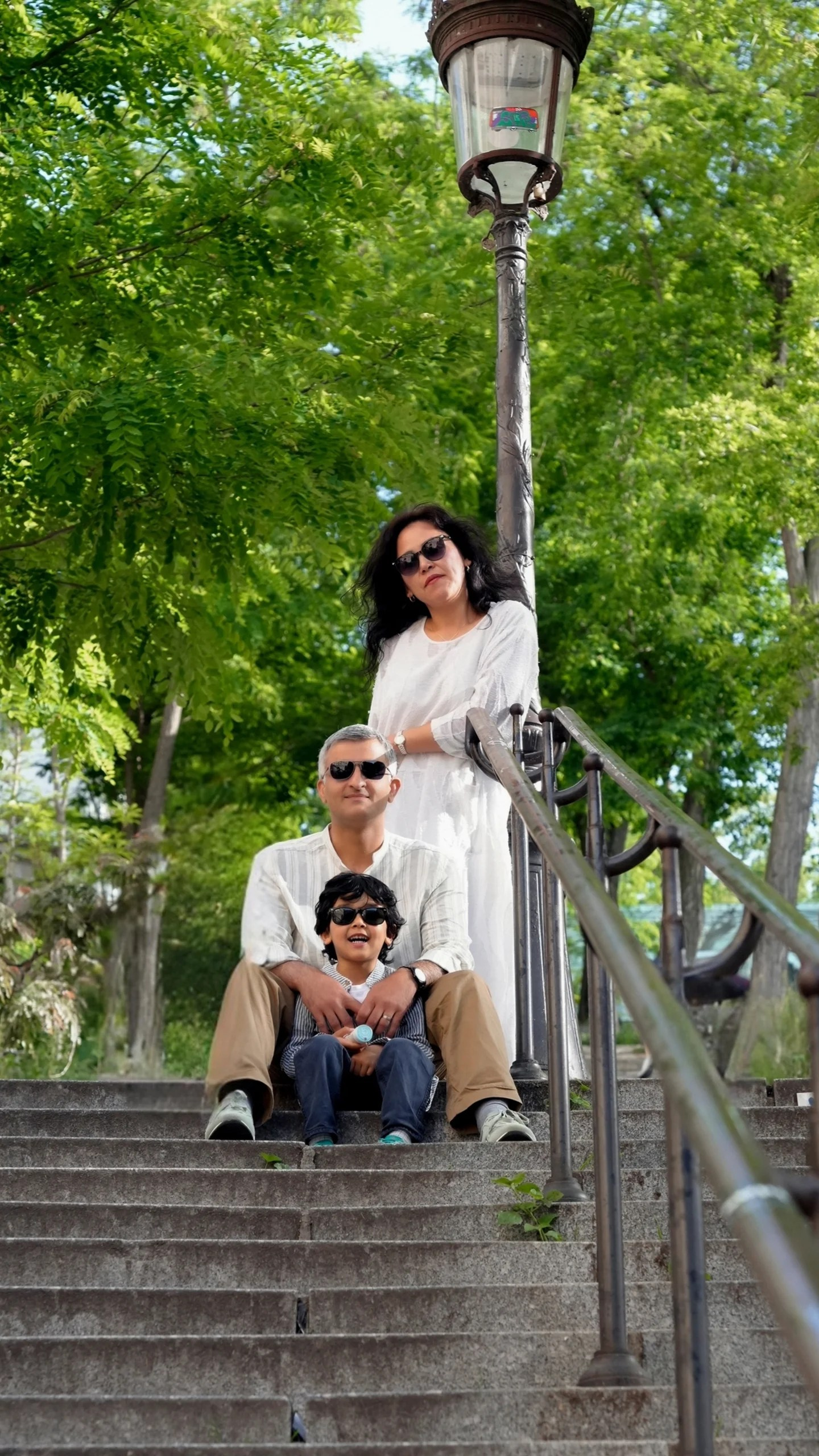 Family photoshoot in Paris. Alina Tagzieva- a photograper in Paris