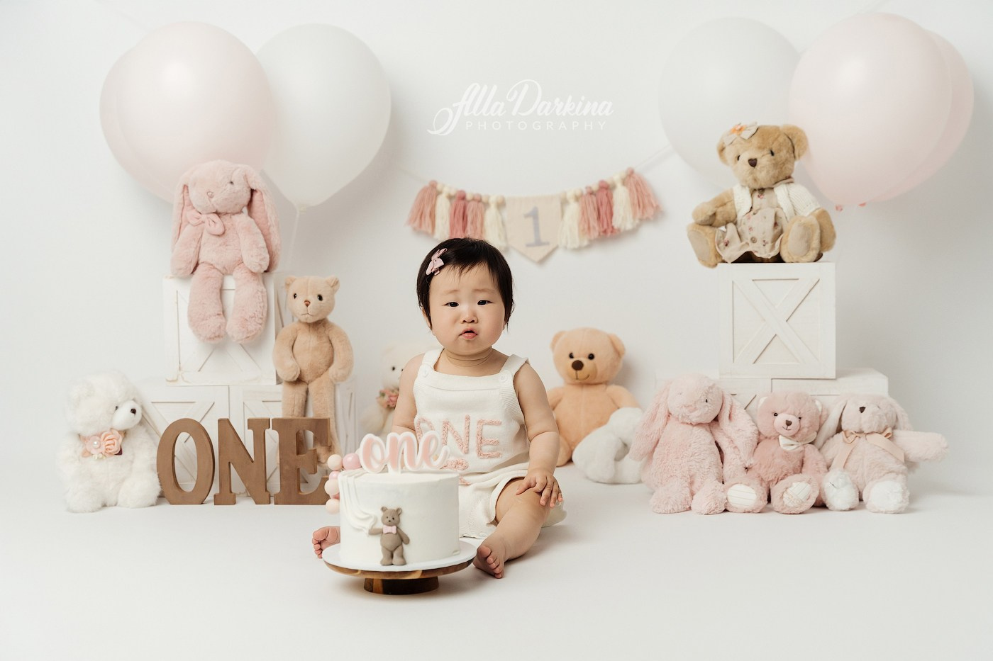 Cake smash session. Newborn and family photographer. Hills District. Sydney