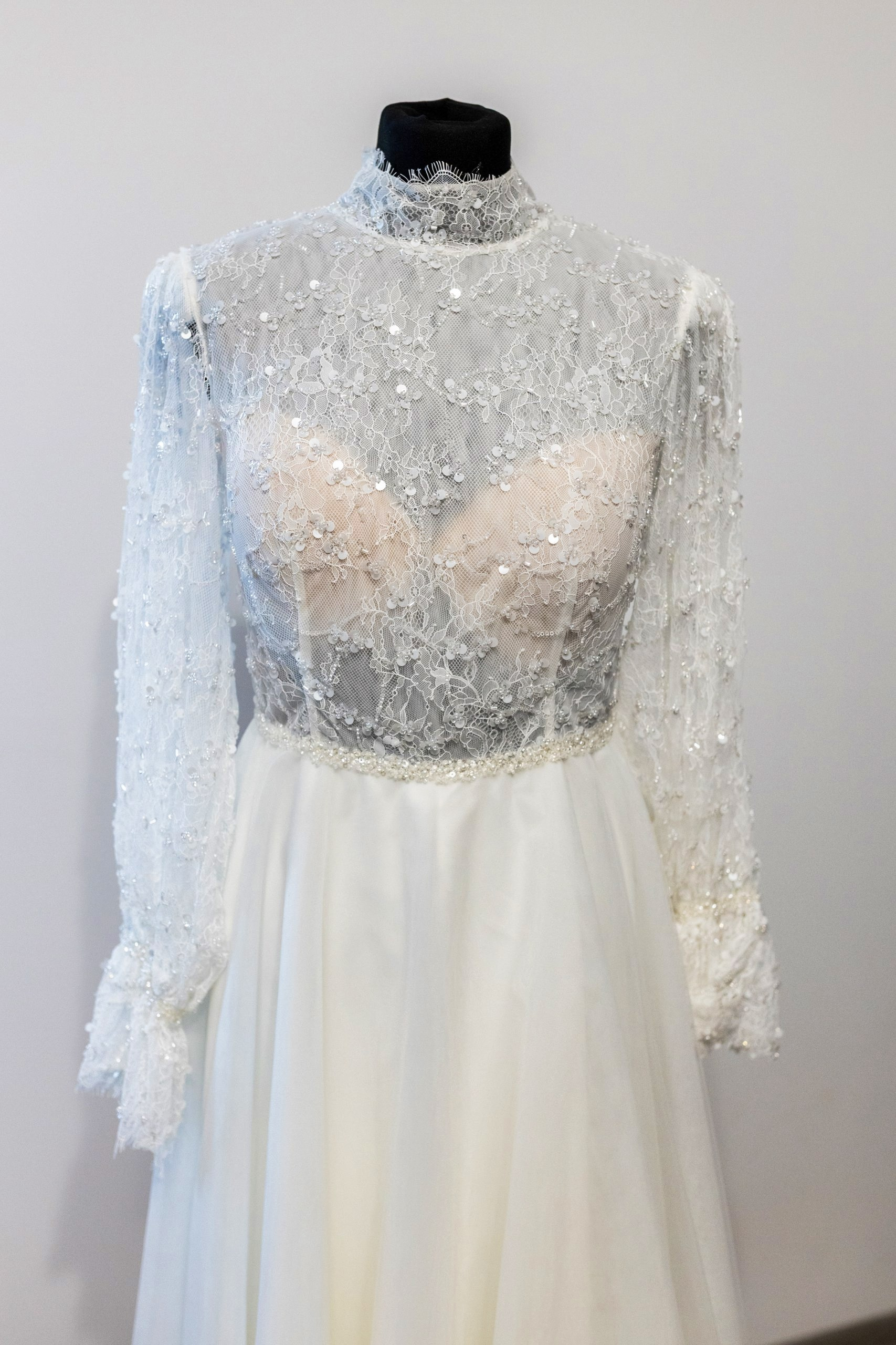 Fotograf nuntă Târgu Neamț – Samuel și Roxana, fotografie autentică realizată de AlinoFotoStudio 2. Fotograf nuntă Iași, Bacău, Suceava și Botoșani – Alin Chirilă surprinzând momente reale de nuntă 3. Fotografie de nuntă cu emoție și credință – AlinoFotoStudio, fotograf povestitor 4. Fotograf profesionist nuntă în Moldova – cadre naturale și pline de emoție 5. Alin Chirilă fotograf nuntă – poveste reală surprinsă prin fotografie 6. Fotograf nuntă cu stil documentar – momente autentice din ziua nunții Pregătiri mireasă acasă – fotografie naturală realizată de Alin Chirilă fotograf nuntă 8. Detalii din ziua nunții – fotograf nuntă Iași și Botoșani, AlinoFotoStudio 9. Emoții din dimineața nunții – fotograf profesionist Moldova 10. Cadre autentice din pregătiri – fotograf nuntă Suceava și Bacău Ceremonie religioasă nuntă – moment emoționant surprins de fotograf Alin Chirilă 12. Nuntă cu valori creștine – fotografie din biserică realizată cu discreție 13. Rugăciune și emoție în ziua nunții – fotograf nuntă Târgu Neamț 14. Legământ în fața lui Dumnezeu – fotografie de nuntă autentică 15. Fotograf nuntă biserică – momente sincere și pline de semnificație Petrecere de nuntă – cadre naturale realizate de AlinoFotoStudio 17. Bucurie și dans la nuntă – fotograf nuntă Iași și împrejurimi 18. Momente autentice de la restaurant – fotograf nuntă Bacău Suceava 19. Atmosferă de nuntă surprinsă discret – Alin Chirilă fotograf -AlinoFotoStudio – fotograf nuntă cu abordare naturală și emoțională 21. Alin Chirilă fotograf – povestitor prin fotografie de nuntă 22. Fotograf nuntă în Moldova – stil documentar și autentic 23. Fotografie de nuntă sinceră și elegantă – AlinoFotoStudio- Fotograf nuntă Iași Bacău Suceava Botoșani – Alin Chirilă AlinoFotoStudio 26. Fotograf nuntă Târgu Neamț și Moldova – fotografie profesională de eveniment 27. Fotograf nuntă cu valori creștine și stil documentar – AlinoFotoStudio - Alin Chirilă – AlinoFotoStudio Fotograf nuntă Iași • Bacău • Suceava • Botoșani - Samuel & Roxana, Târgu Neamț -Momente reale, trăite sincer și păstrate pentru totdeauna.