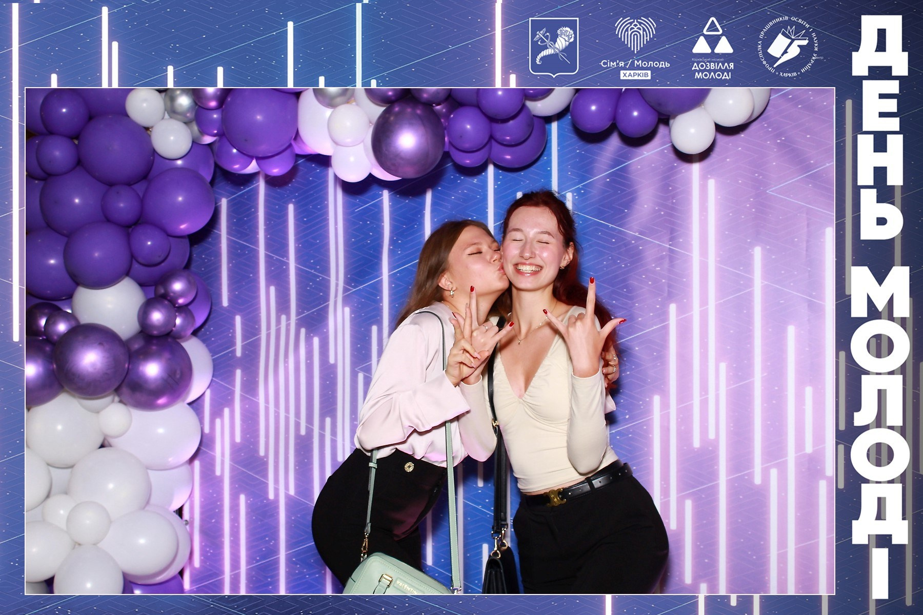 EON Фотобокс (Фотобудка / Photo Box). Оренда інтерактивних фотозон у Харкові