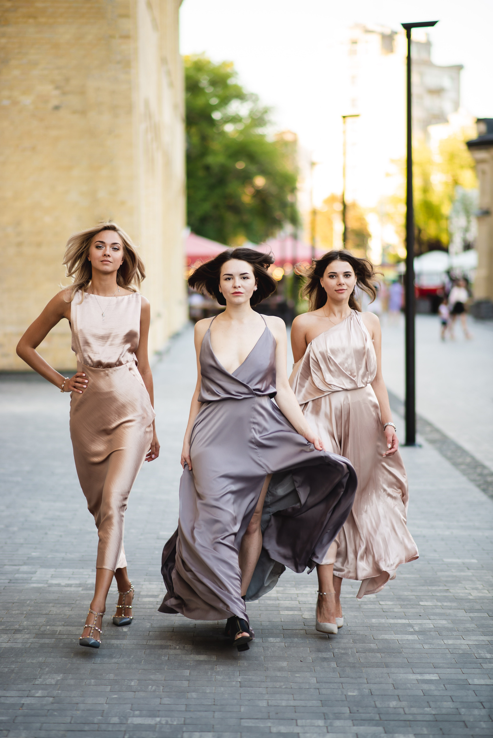 Дівччата в вечірніх сукнях