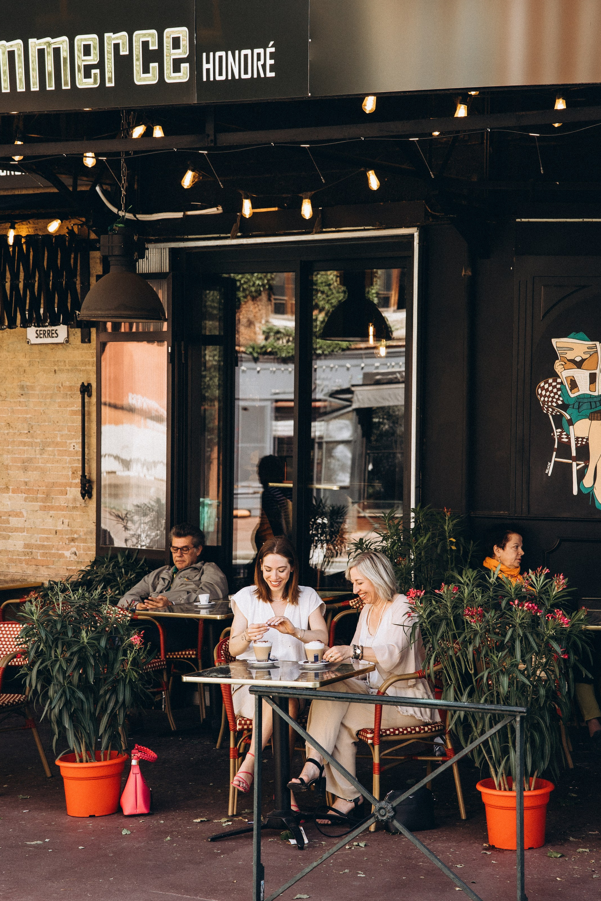 Paris Vibe on the Streets of Toulouse photoshoot. Eugenie Smirnova — wedding, corporate and lifestyle photographer in Toulouse and Southwest France