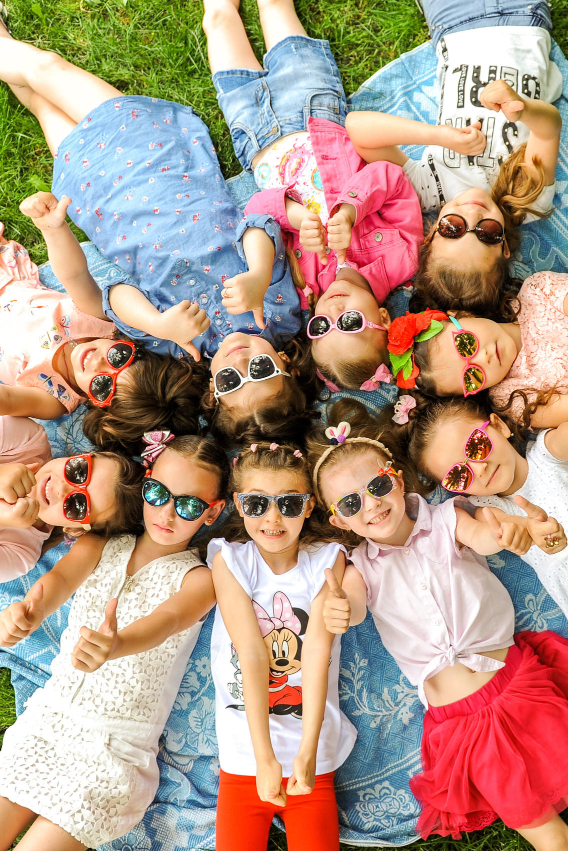 група дитячого садка у парку 