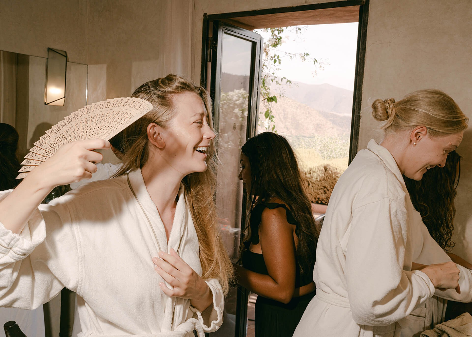 The Bride’s getting ready: wedding morning photography guide. Wedding photographer in Europe. Based in Italy, Lake Como. Aesthetic elegant story-telling