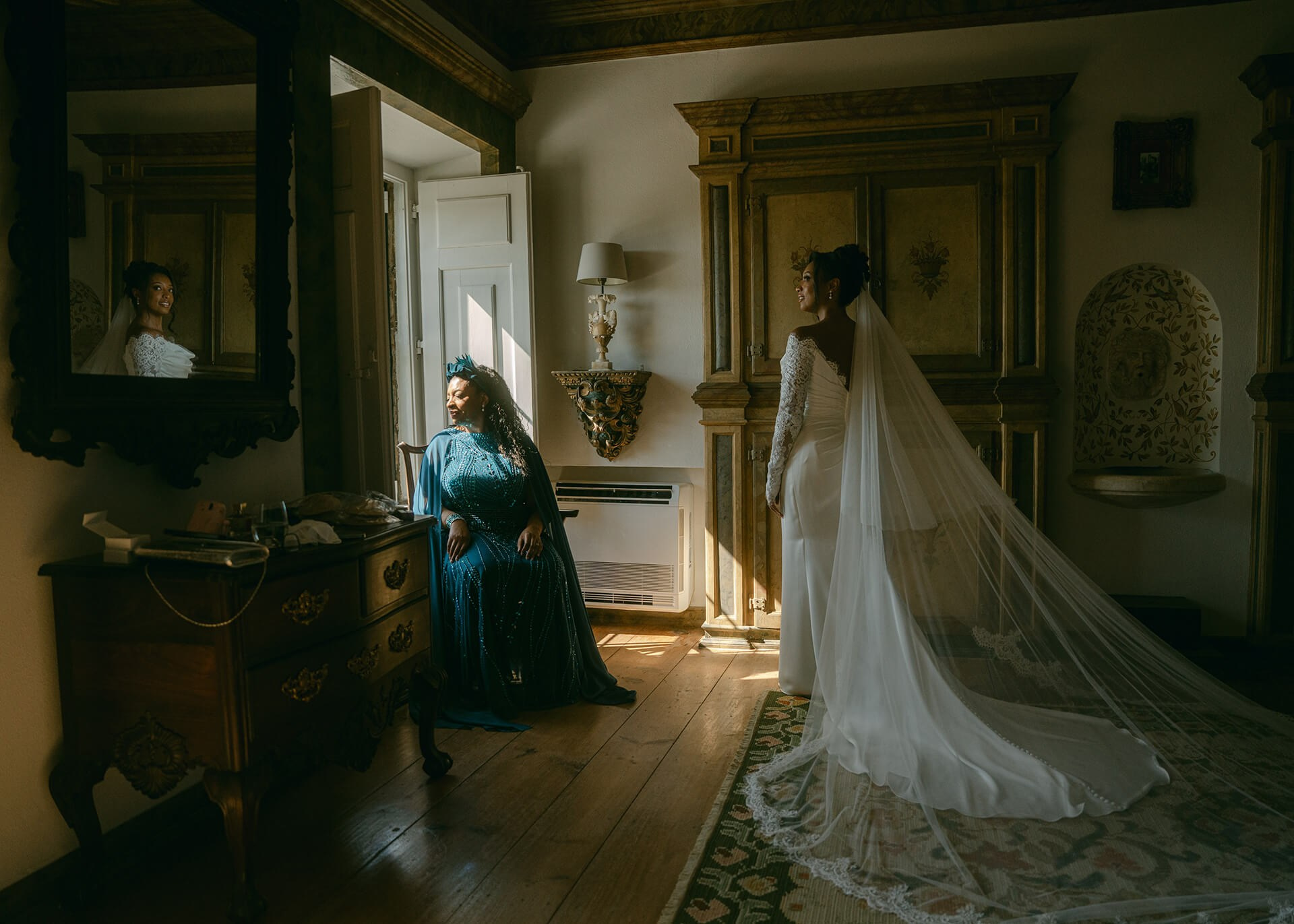The Bride’s getting ready: wedding morning photography guide. Wedding photographer in Europe. Based in Italy, Lake Como. Aesthetic elegant story-telling
