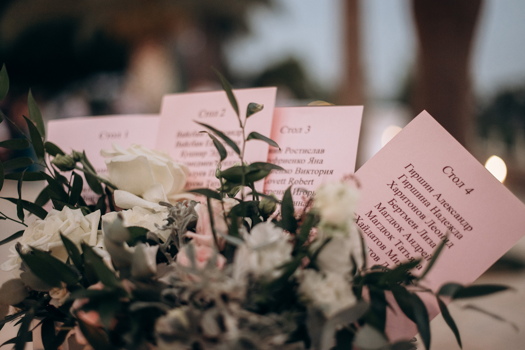 Декор стола, карточки рассадки гостей в ящичках с цветами. Свадьба на Крите. Организация свадьбы Греция.