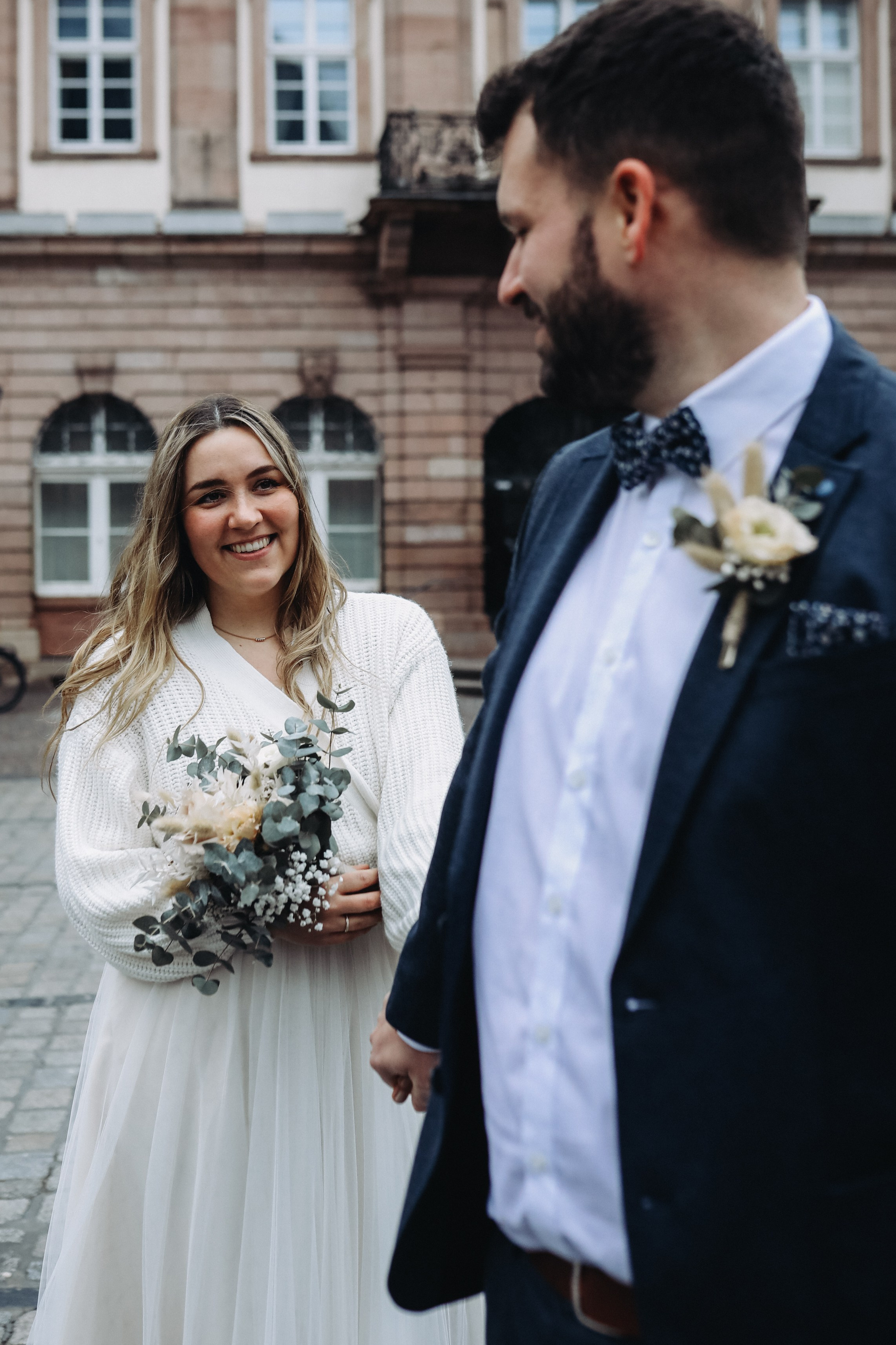 Paarshooting mit Blick auf das Heidelberger Schloss – natürliche Hochzeitsfotografie