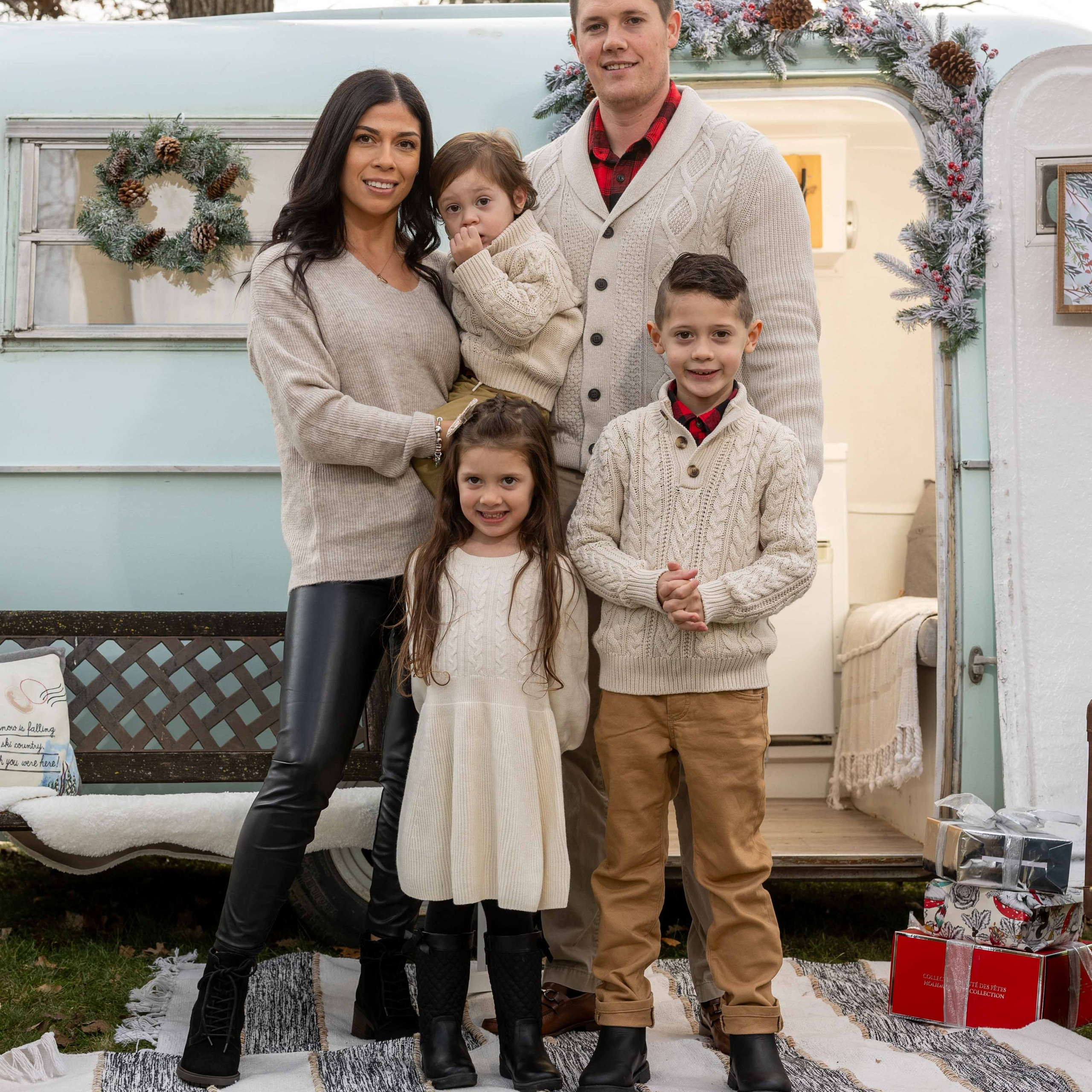 Christmas mini session. Wedding photographers in Winnipeg