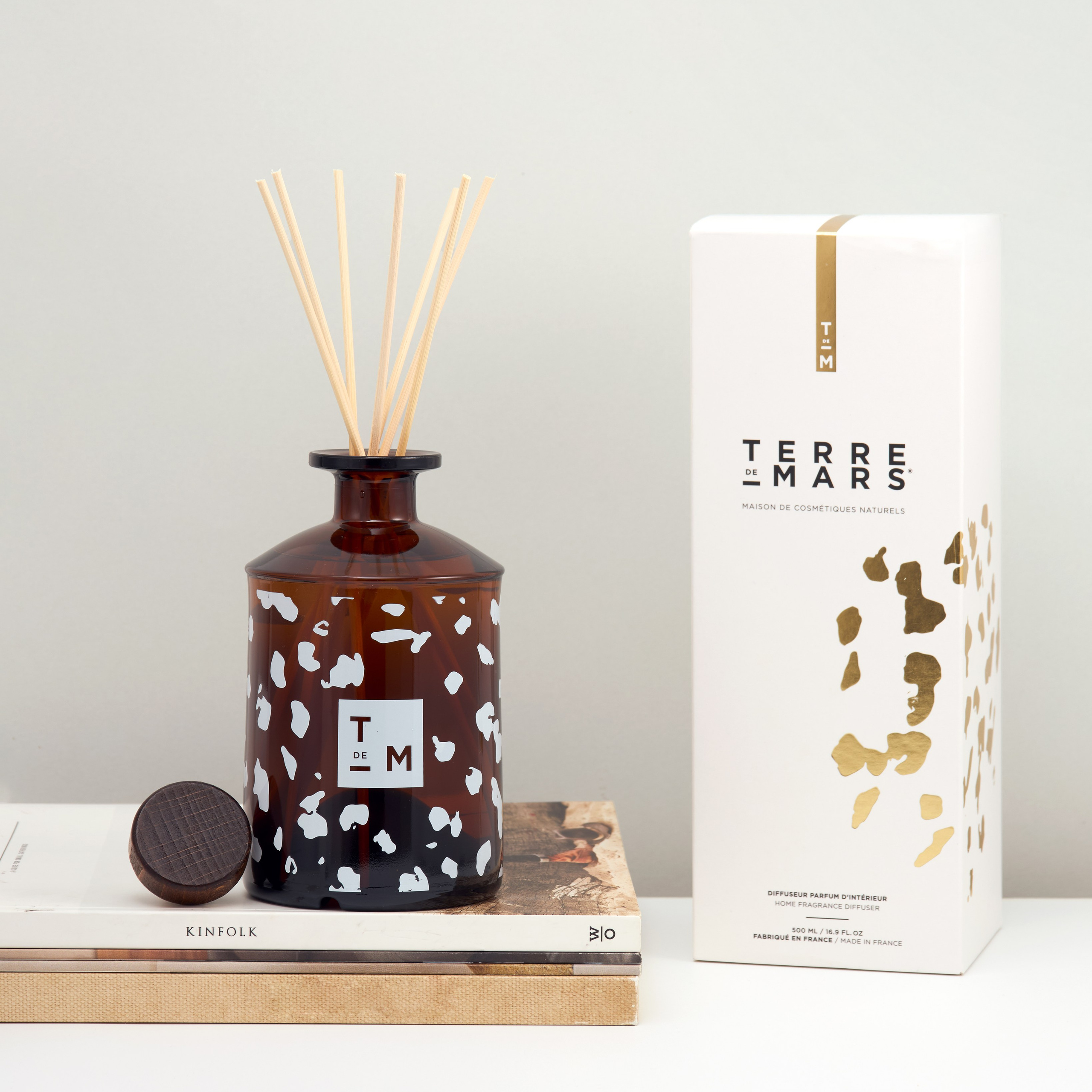 Raumduft-Diffuser mit Holzstäbchen in stilvoller Lifestyle-Szene für Social Media