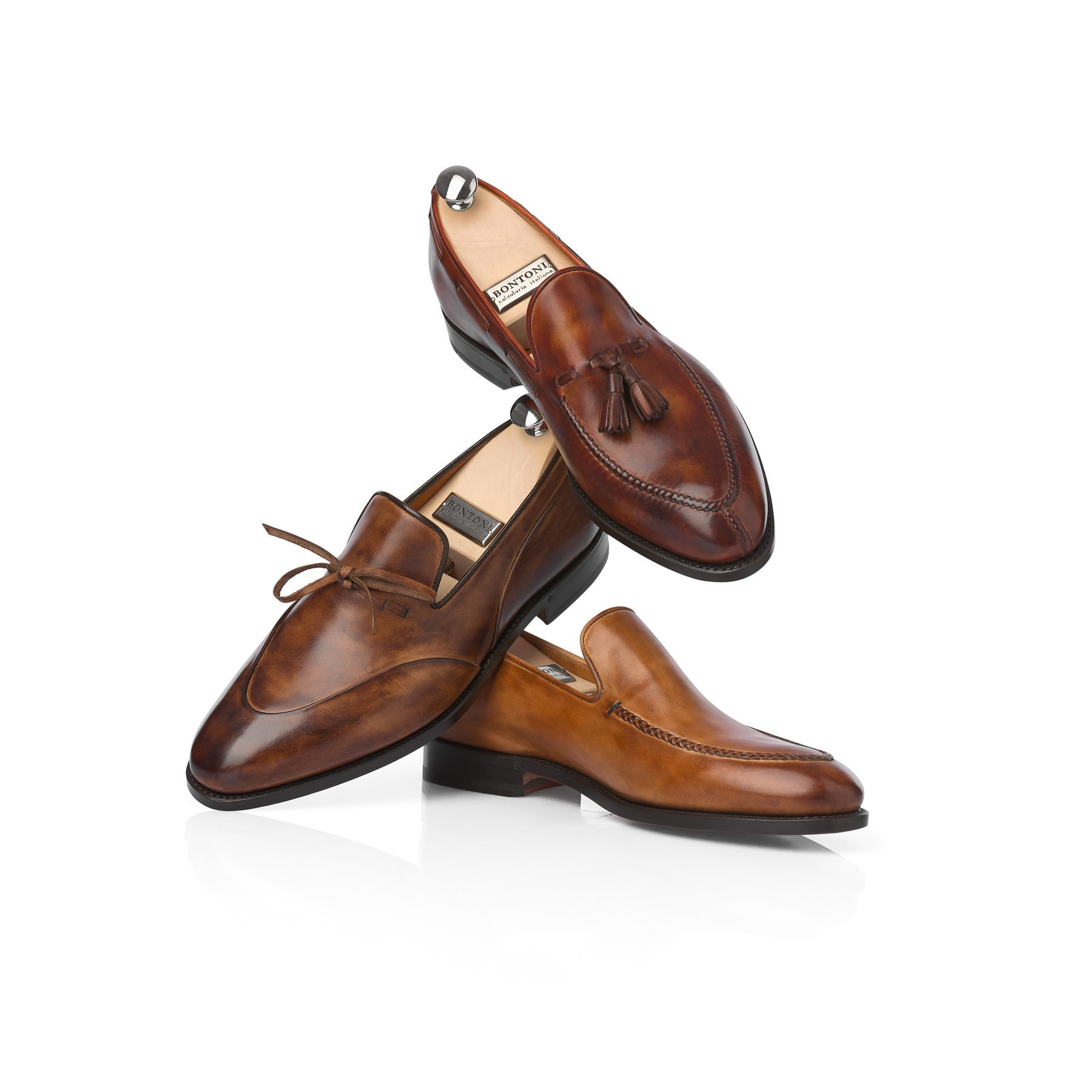 Produktfotografie Wien – Braune Lederschuhe stilvoll arrangiert im Studio.