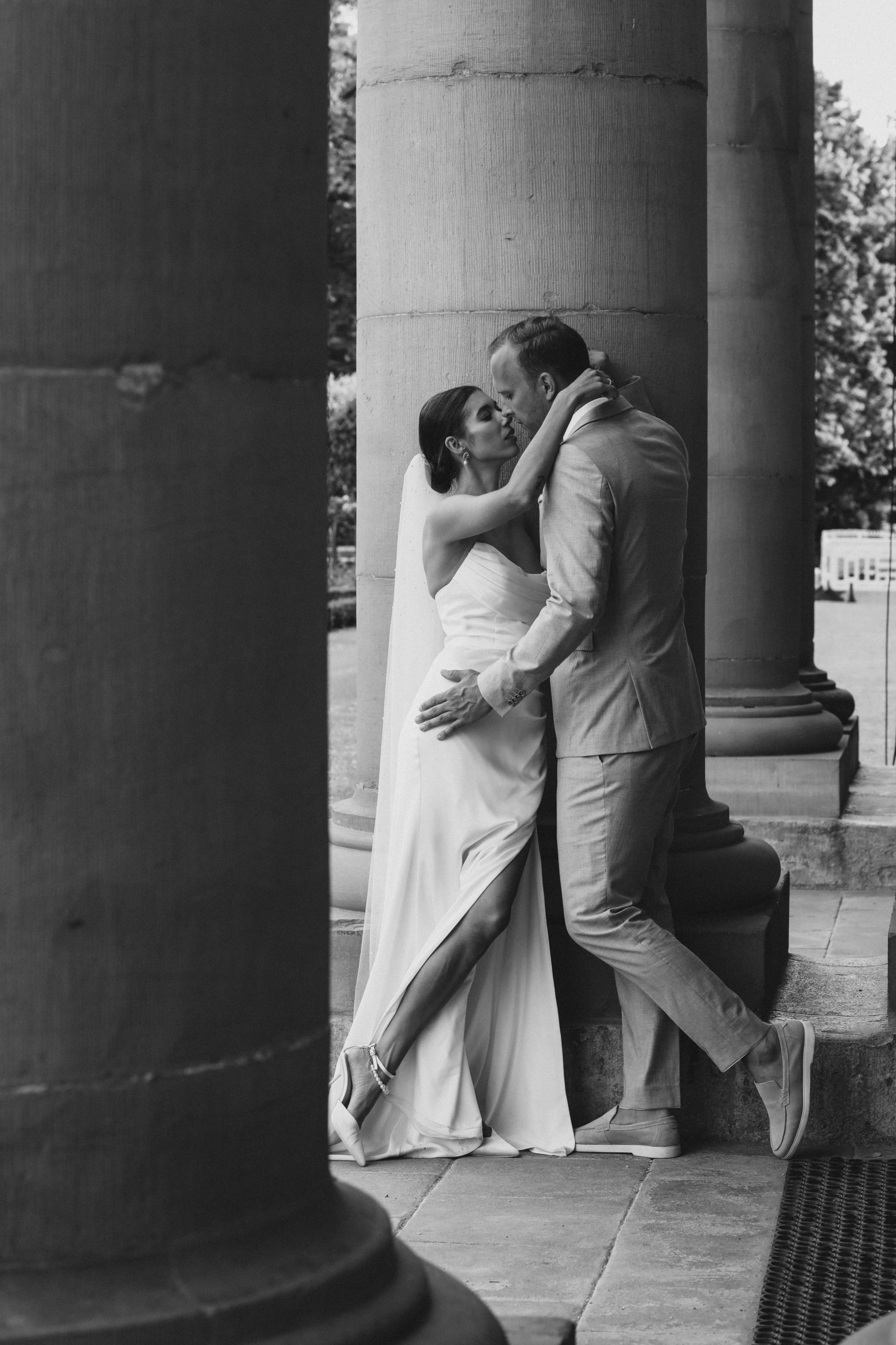 Glücklicher Moment des Brautpaares vor historischer Architektur in Würzburg