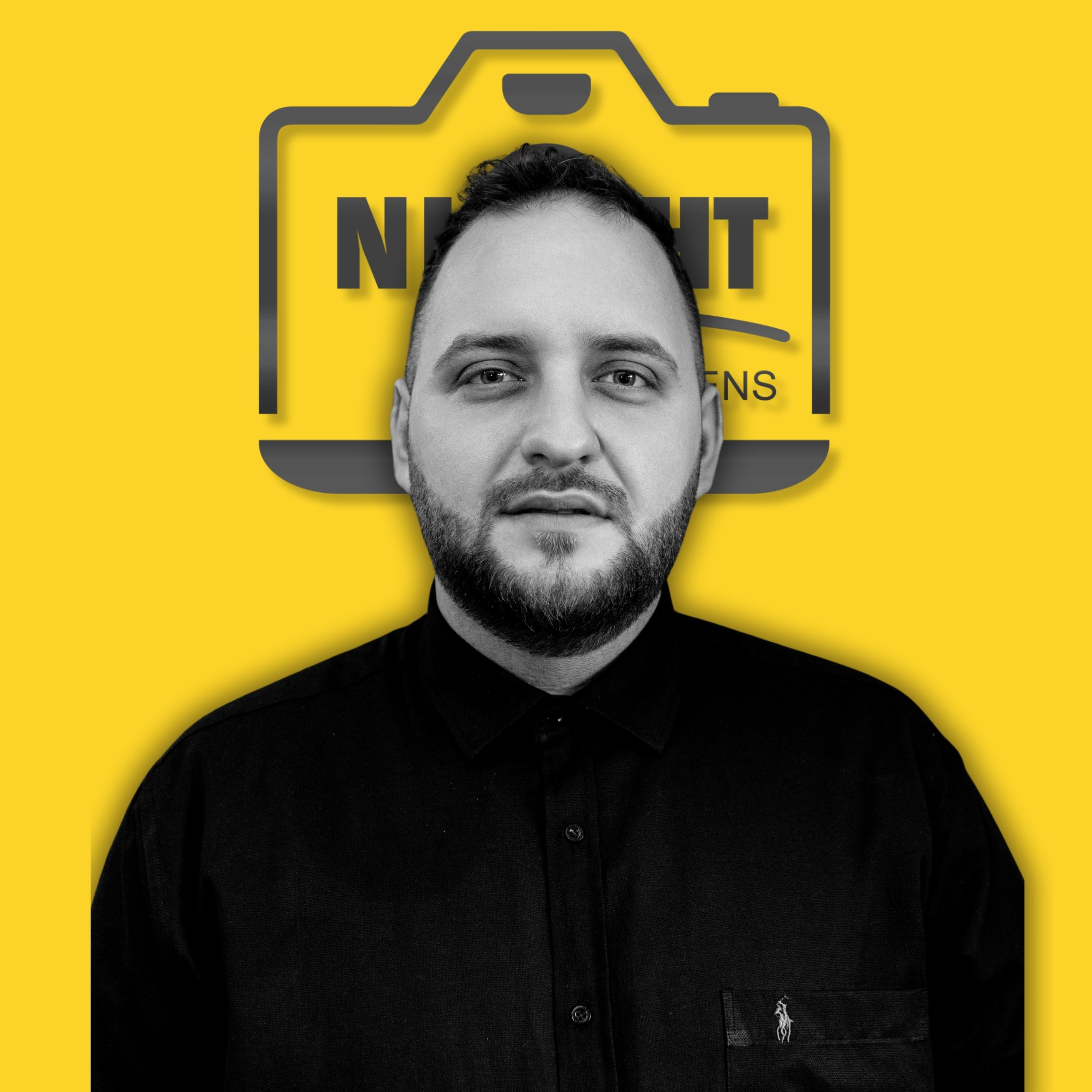 Portret profesional al unui bărbat pe fundal galben cu logo, expresie zâmbitoare