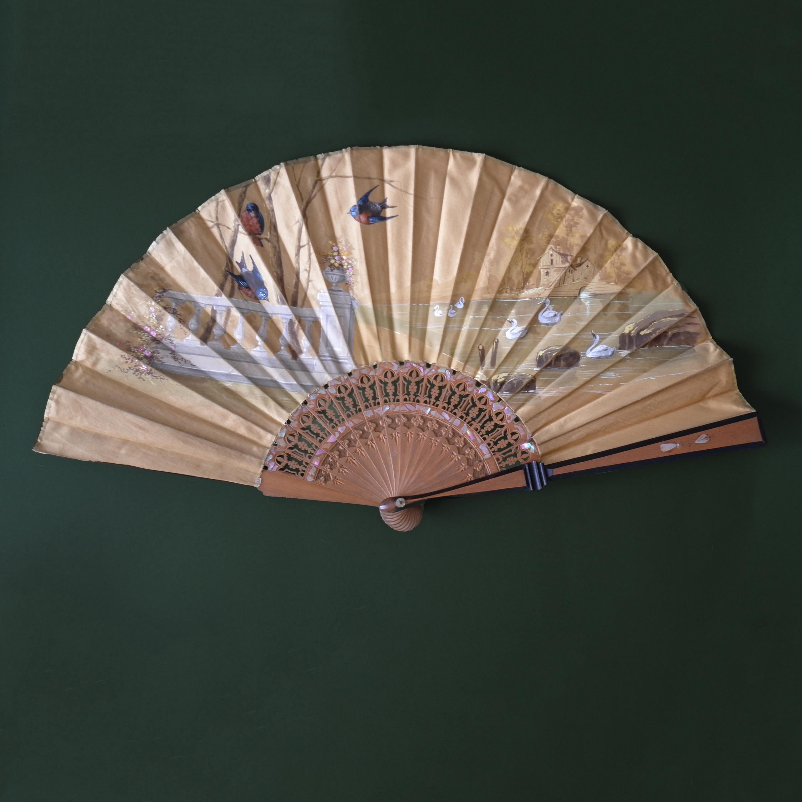 Antique fans. Современнные и актикварные украшения в Барселоне, Москве и Санкт-Петербурге