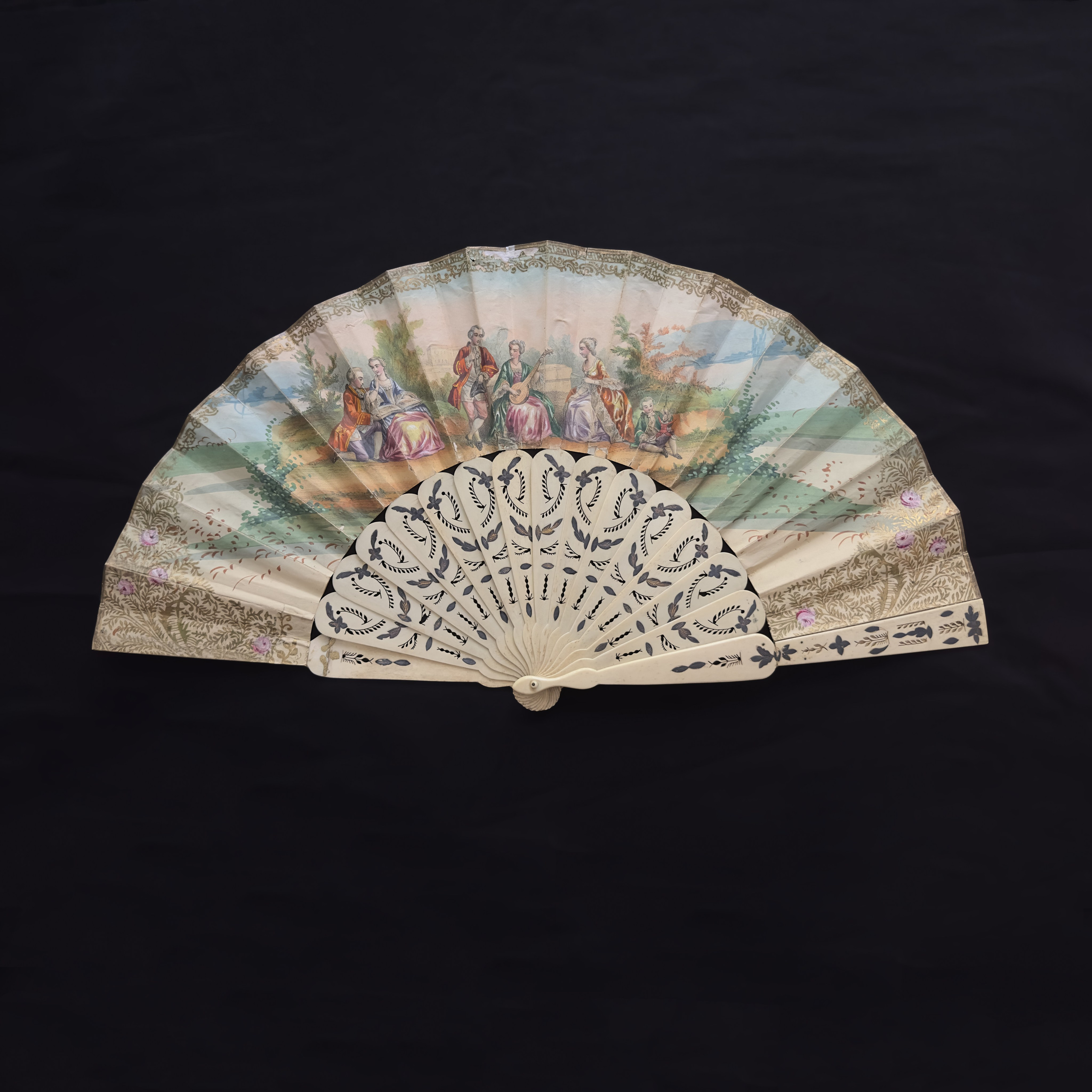 Antique fans. Современнные и актикварные украшения в Барселоне, Москве и Санкт-Петербурге