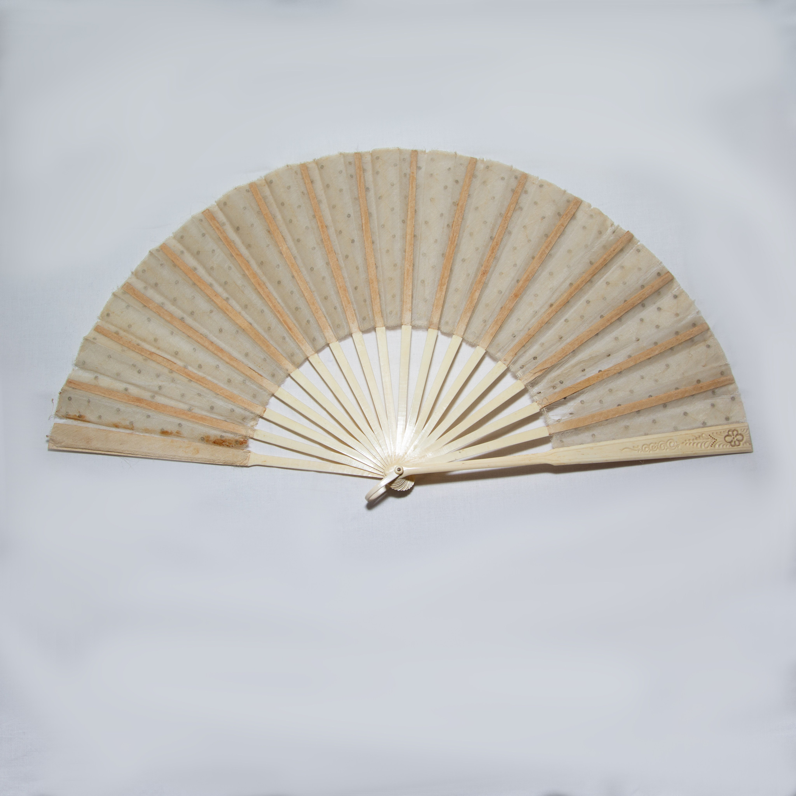 Antique fans. Современнные и актикварные украшения в Барселоне, Москве и Санкт-Петербурге