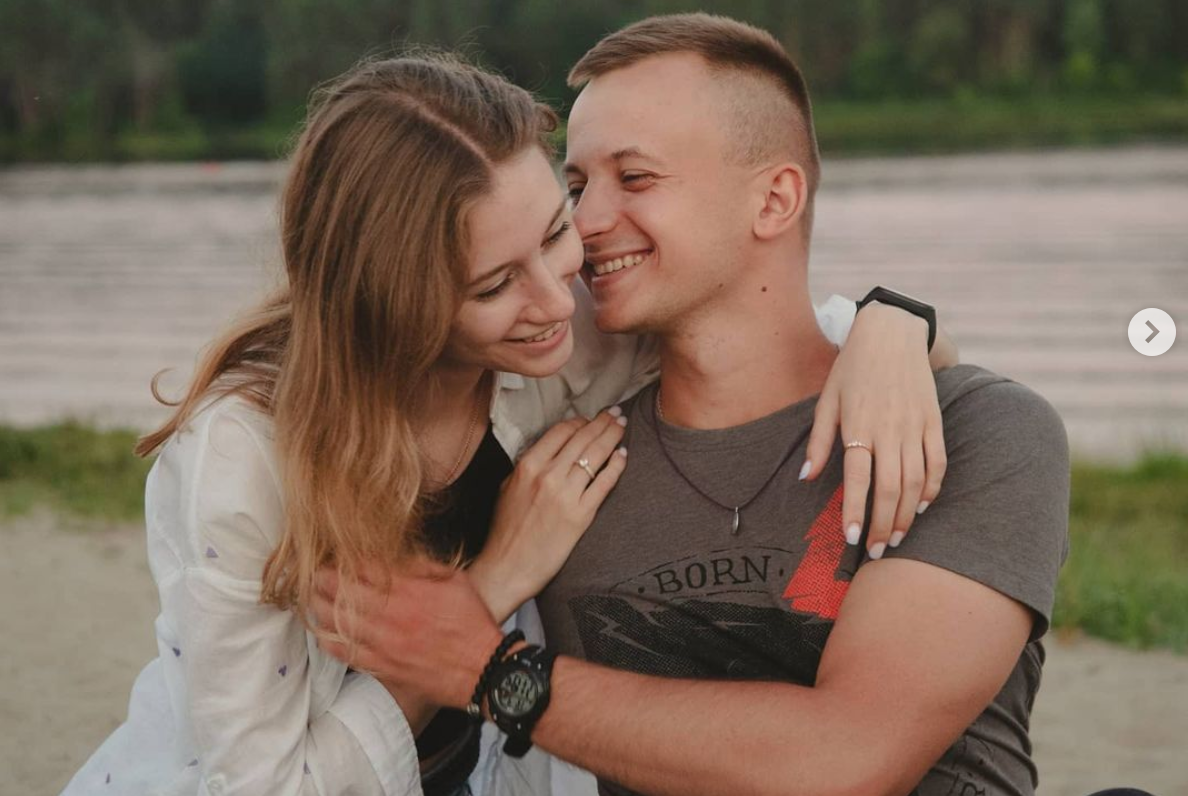 Emotionale Familienfotografie im Park, eingefangen von Anastasia Zaluzhna in Mannheim. Perfekt für unvergessliche Familienmomente. Емоційна сімейна фотографія в парку, зроблена Анастасією Залужною в Мангеймі. Ідеально для незабутніх сімейних моментів.