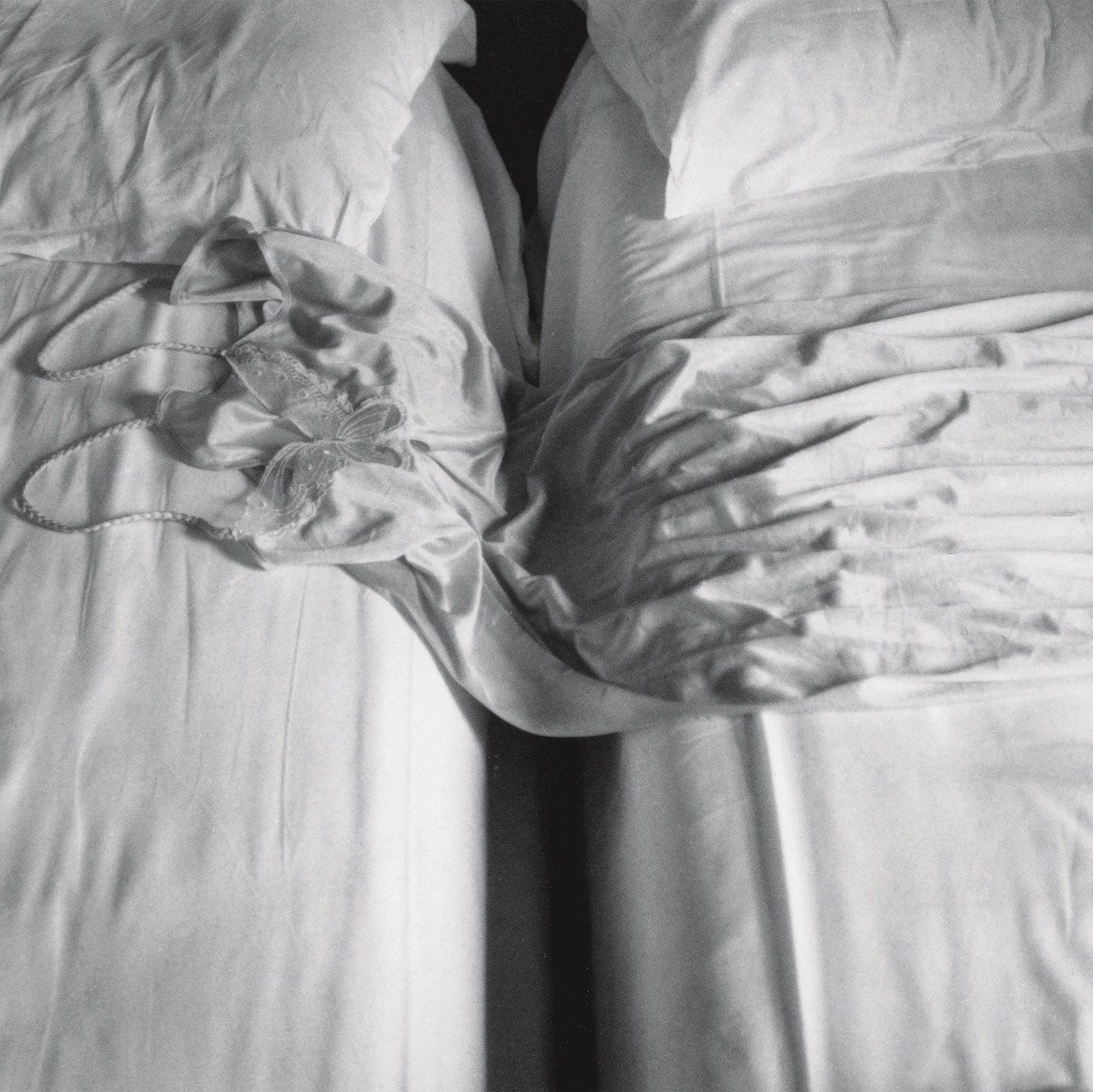 Sophie Calle and the Art of Leaving a Trace, Detail from “Room 30” in The Hotel by Sophie Calle, 2021. Siglio — фотография постели, повседневность, личная жизнь, концептуальное искусство 1990-х, бытовая сцена