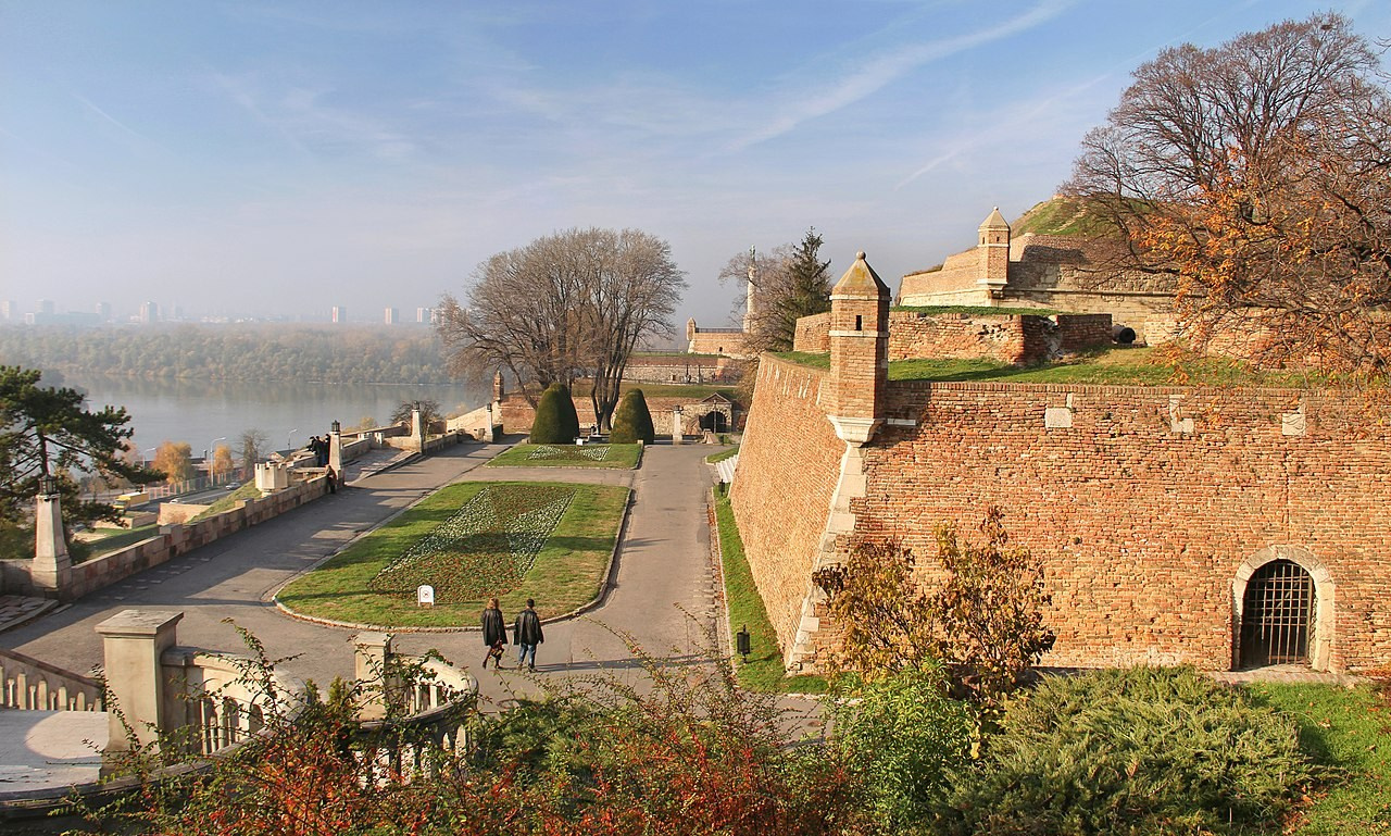 Prirodne lokacije za fotografisanje mladenca u Beogradu. Fotograf za venčanja Beograd | Mandic Weddings