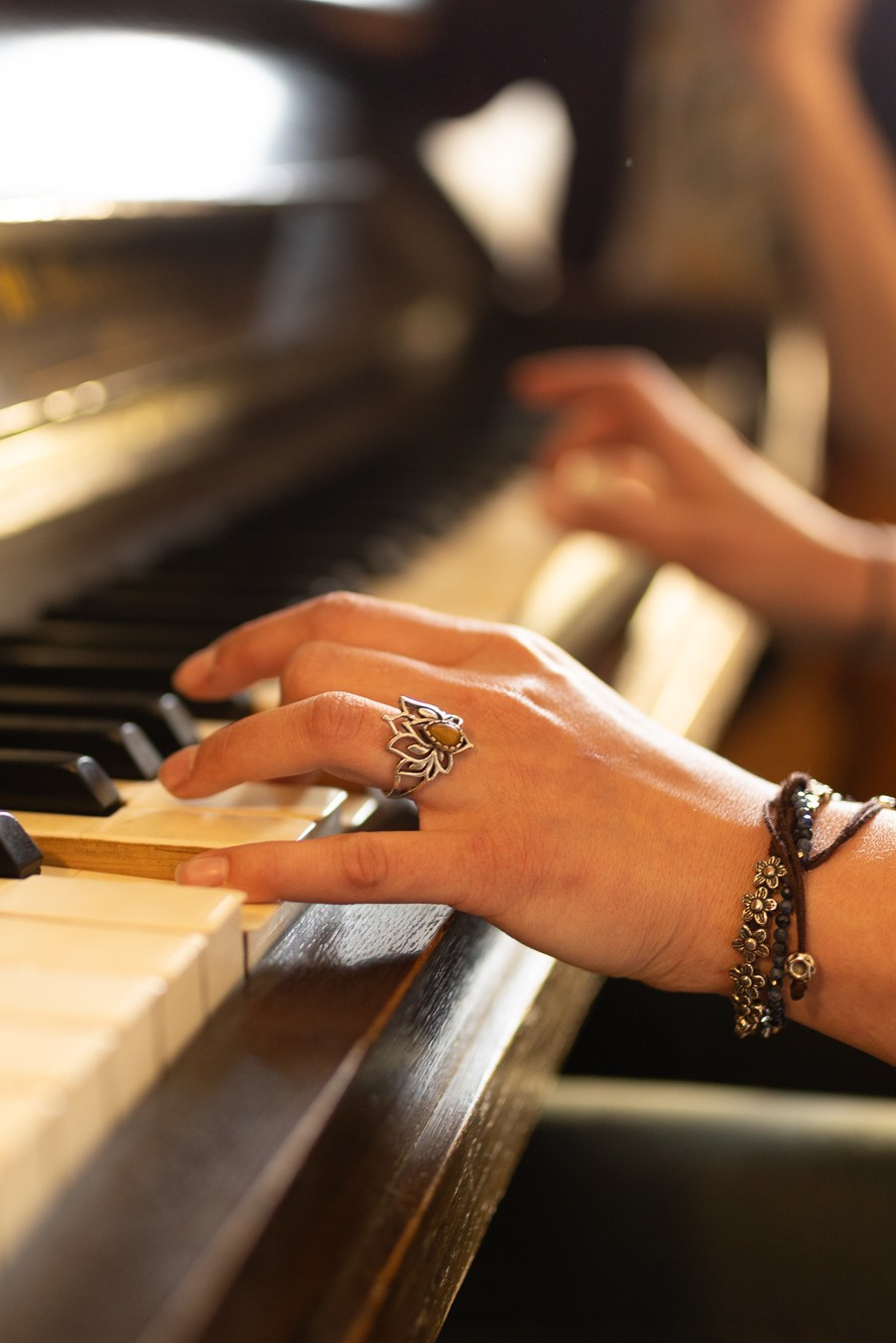 Singer Songwriter, Markus Mascher, Intuitiver Musikunterricht in Freiburg, Gitarrenunterricht, Gesangsunterricht, Schlagzeugunterricht, Klavierunterricht, Unterricht für Live Performance, Loopstation, Recording, Producing, Coaching.