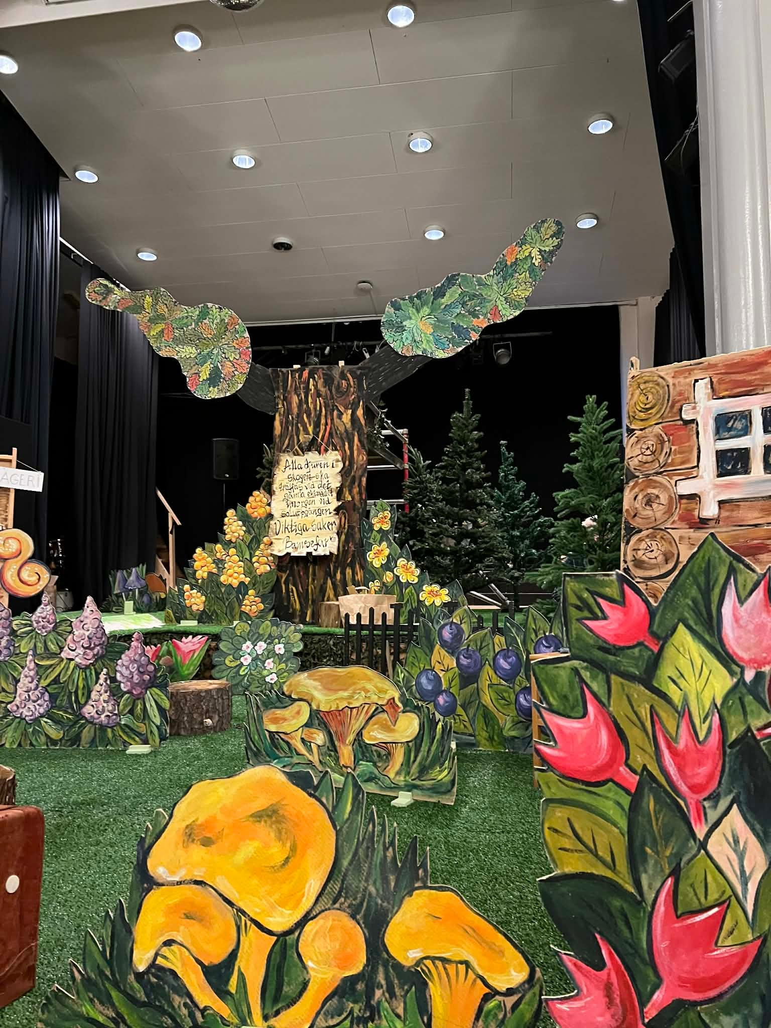 Scenografi. Eugenia Arinstein — konstnär som skapar handgjord måleri och illustration med känsla, färg och närvaro. Verksam i Nynäshamn