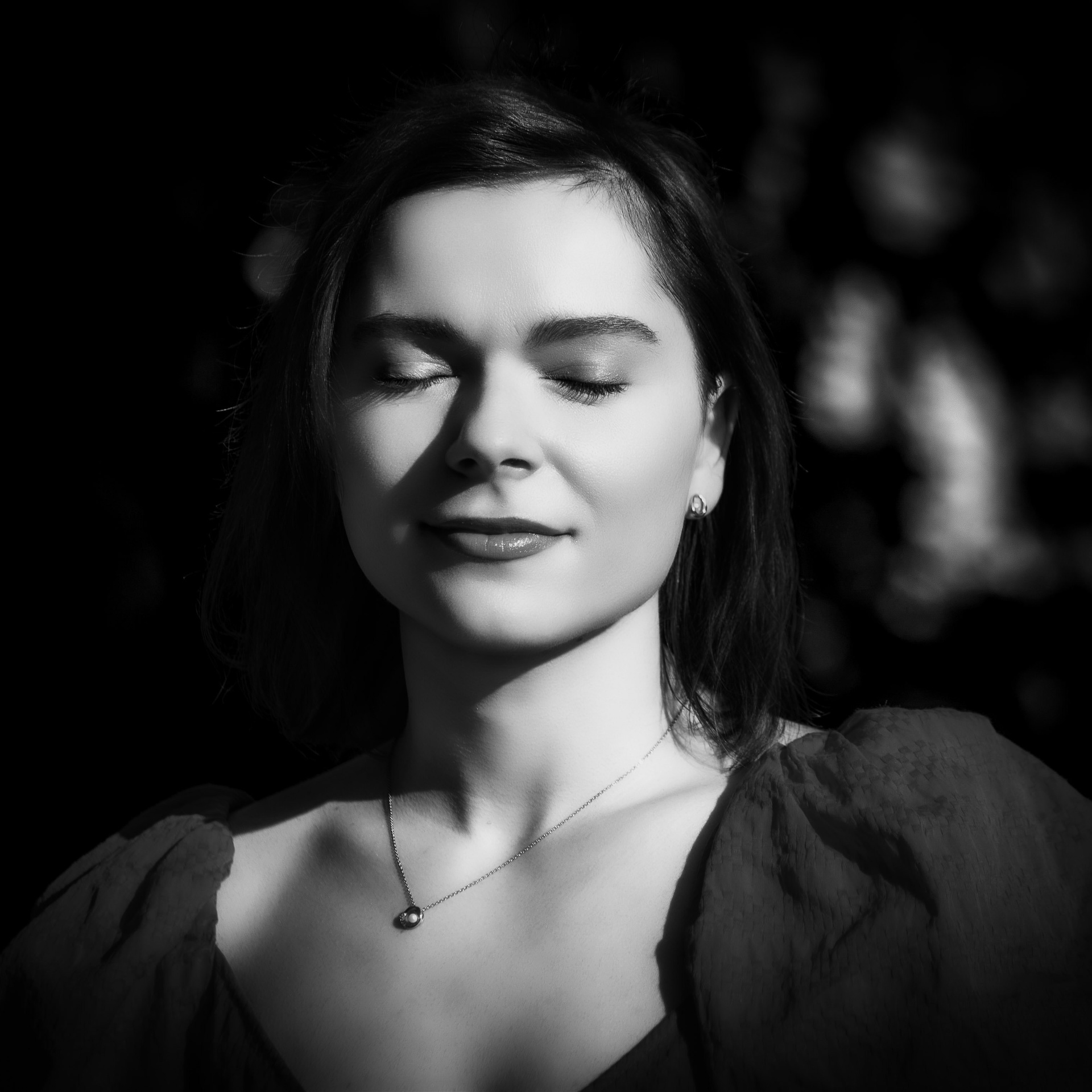 Portret alb-negru dramatic – fotografie creativă