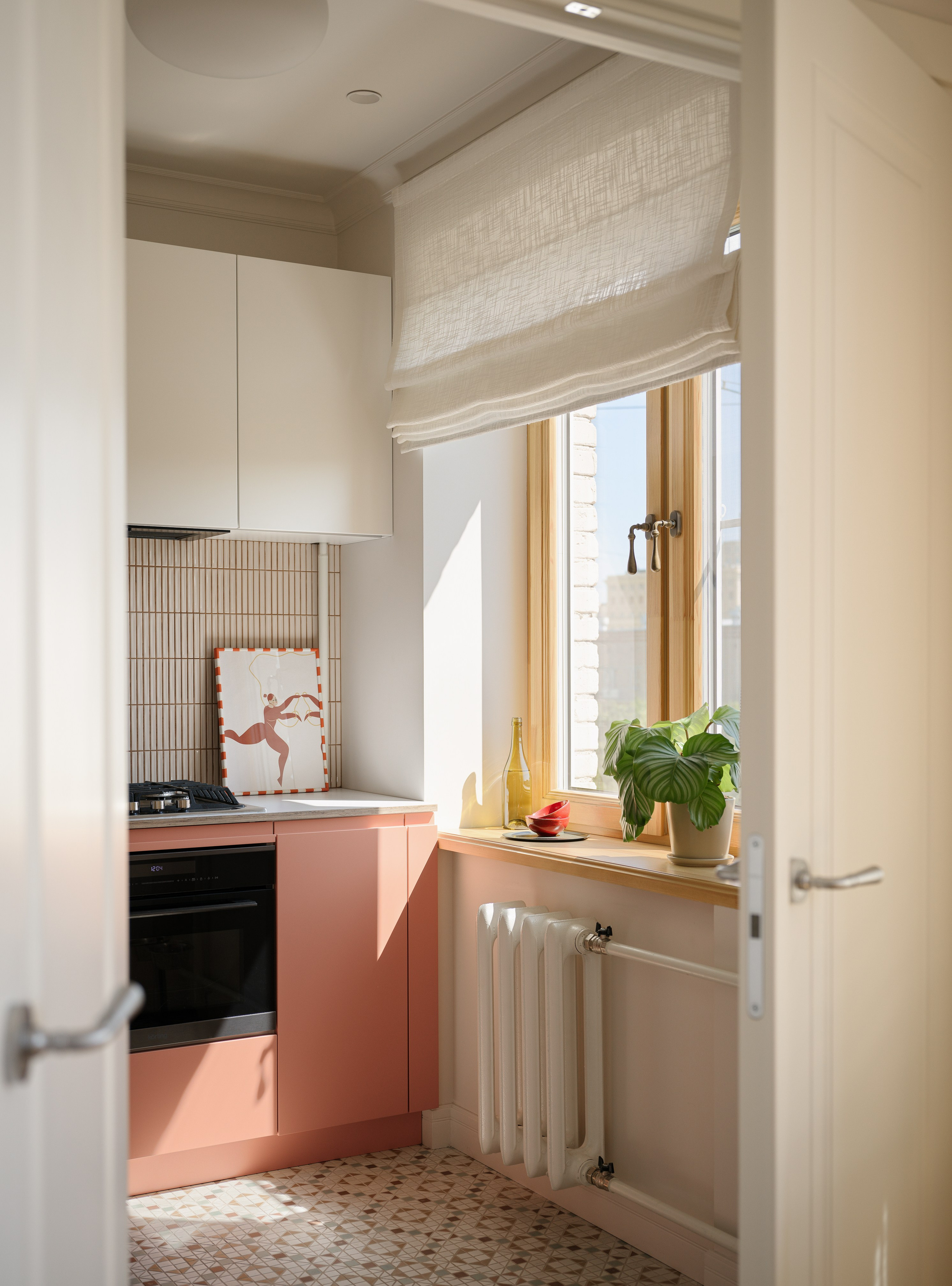 Черно-белая мозаичная плитка на полу кухни в ретро-квартире.